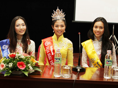 Hoa hậu Đặng Thị Ngọc Hân và 2 Á hậu tại báo Tiền Phong 