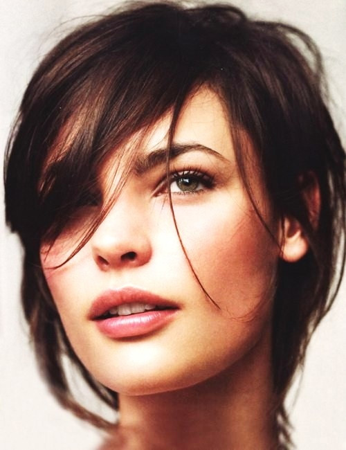 Tóc mái dài mượt và để lệch một bên là một ý tưởng tuyệt vời, bởi vì bạn có thể dễ dàng tạo kiểu mỗi ngày.Với một lớp tóc mái dài như thế này, bạn có thể dùng kẹp tăm để làm điệu theo nhiều cách khác nhau , hoặc tết tóc. Những cô nàng nào thích "làm mới" mình thường xuyên, hãy chọn ngay kiểu mái dài này nhé! Kiểu tóc mái chẻ tuy nhìn có vẻ hơi lộn xộn và ngố, nhưng lại rất sexy. Đây là kiểu tóc mái phù hợp với mọi hình dáng khuôn mặt, và bạn cũng có thể tạo kiểu bằng cách chải ngược ra phía sau rồi cố định bằng kẹp tăm, hoặc để buông tự nhiên Nếu bạn muốn trở thành tâm điểm của sự chú ý, hãy để kiểu mái ngắn và cắt không đồng đều một chút. Với kiểu mái này, bạn có thể uốn xoăn hoặc uốn phồng trước trán tùy theo trang phục mà bạn mặc trên người Những cô nàng cá tính sẽ thích kiểu mái lộn xộn này. Kiểu mái này không chỉ phù hợp với những bạn tóc ngắn, mà ngay cả những bạn gái tóc dài cũng có thể để kiểu mái này Nếu bạn muốn có một cái nhìn lãng mạn, bay bổng, lại cũng không kém phần nữ tính, dịu dàng, hãy chọn kiểu mái có điểm dài nhất che phủ qua mắt, nhưng nhớ chỉ một lớp mỏng thôi nhé! Kiểu mái ngố đến nay vẫn được rất nhiều bạn gái ưa chuộng. Nếu bạn là một cô gái lười tạo kiểu, lười thay đổi, hãy chọn kiểu mái này. Tuy nhiên, nếu bạn có một khuôn mặt tròn, bạn nên lưu ý một điểm: không cắt mái quá rộng Gần giống kiểu mái ngố chính là kiểu mái tròn của những năm 70. Kiểu mái này hợp nhất với style tóc tầng lớp và cắt tỉa tua rua.