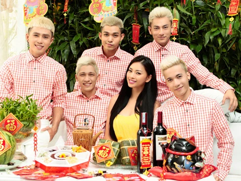 Vân Ngô rạng rỡ bên các học trò cưng, nhóm 365