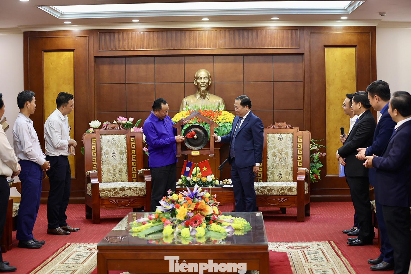 Đồng chí Nguyễn Phi Long, Ủy viên dự khuyết BCH Trung ương Đảng, Bí thư Tỉnh ủy tặng chiêng Mường cho đoàn công tác Trung ương Đoàn Thanh niên Nhân dân Cách mạng Lào. Đồng chí Nguyễn Phi Long, Ủy viên dự khuyết BCH Trung ương Đảng, Bí thư Tỉnh ủy tặng chiêng Mường cho đoàn công tác Trung ương Đoàn Thanh niên Nhân dân Cách mạng Lào.