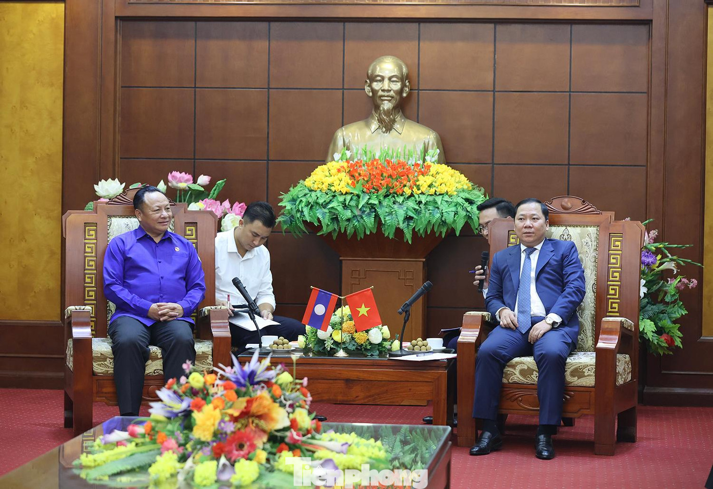 Đồng chí Nguyễn Phi Long, Ủy viên dự khuyết BCH Trung ương Đảng, Bí thư Tỉnh ủy trao đổi thông tin cùng đồng chí Mon- xay Lào- mua- xông, Ủy viên dự khuyết BCH Trung ương Đảng NDCM Lào. Đồng chí Nguyễn Phi Long, Ủy viên dự khuyết BCH Trung ương Đảng, Bí thư Tỉnh ủy trao đổi thông tin cùng đồng chí Mon- xay Lào- mua- xông, Ủy viên dự khuyết BCH Trung ương Đảng NDCM Lào.