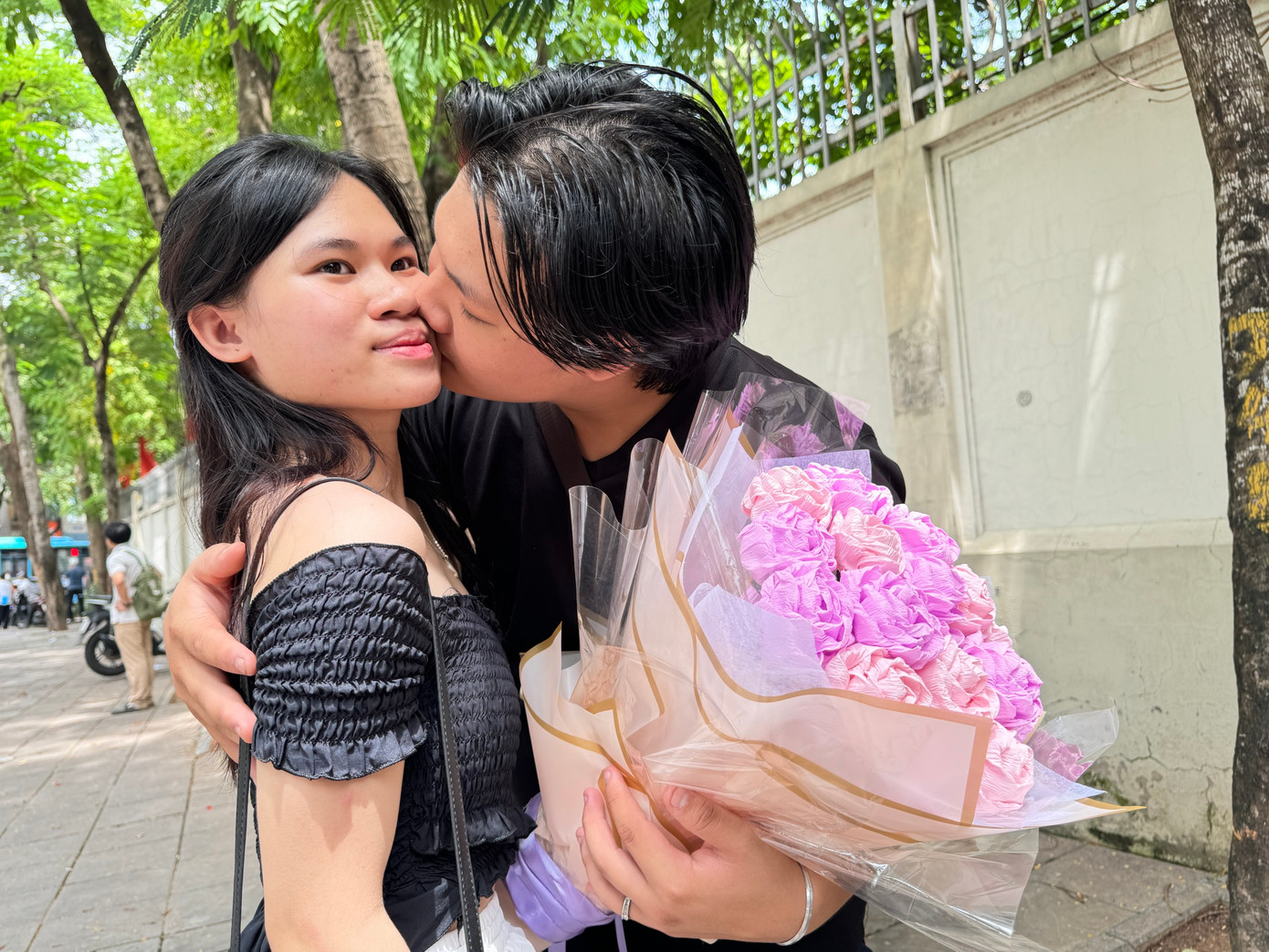 Đăng chia sẻ hoàn thành tốt bài thi tổ hợp sáng nay và rất bất ngờ về món quà là bó hoa do chính tay bạn gái làm tặng. Ảnh: Trọng Tài