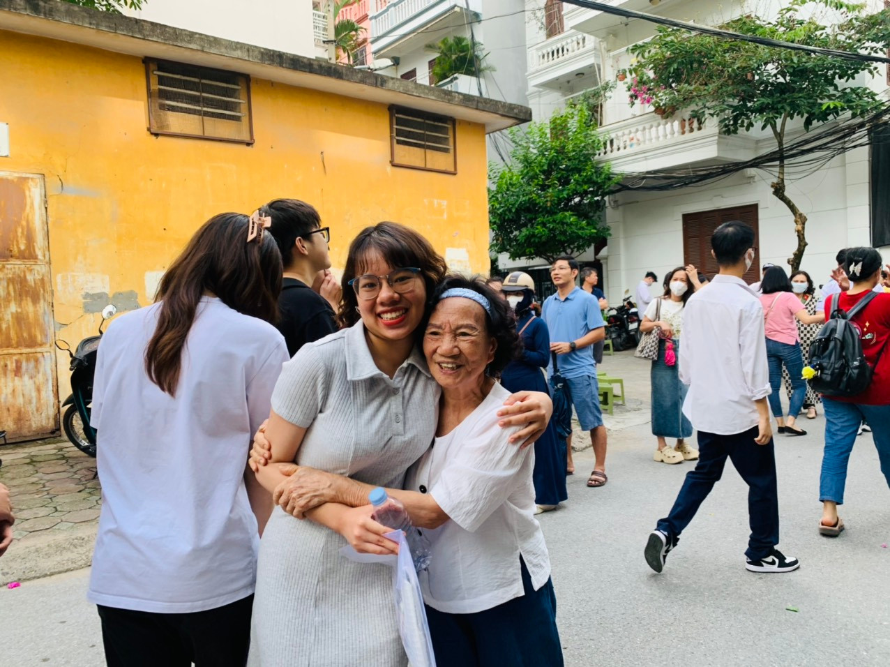 Là cái ôm của bà đợi cháu ở cổng trường thi. Ảnh: Đỗ Hợp