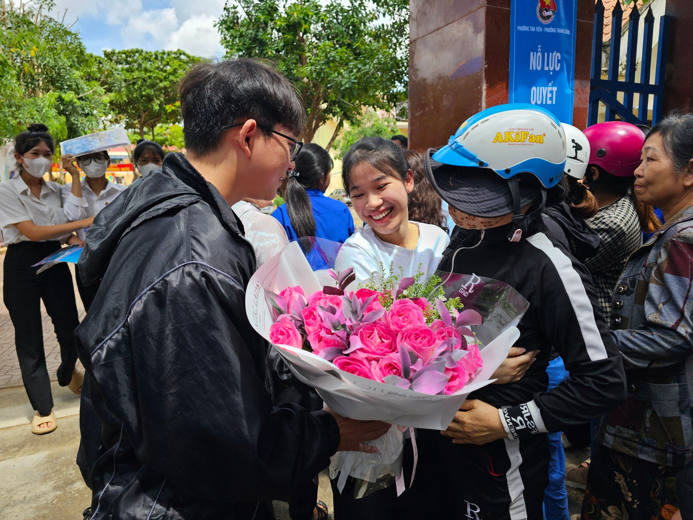 Một nữ thí sinh ở điểm thi THPT Hồng Đức (TP Buôn Ma Thuột, Đắk Lắk) bất ngờ nhận được bó hoa tươi thắm