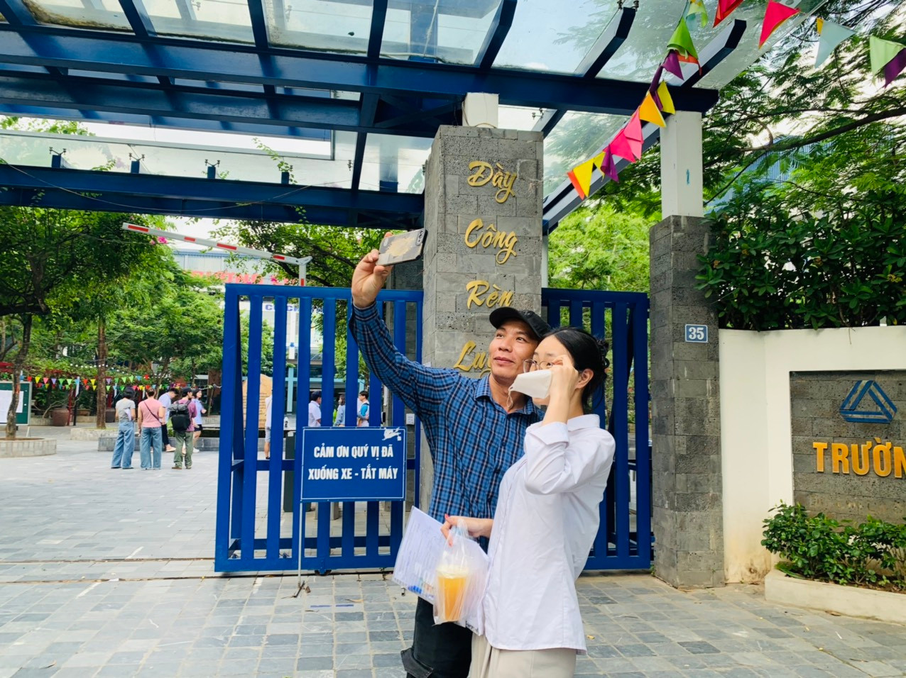 Bố và con cùng ghi lại kỉ niệm Bố và con cùng ghi lại kỉ niệm