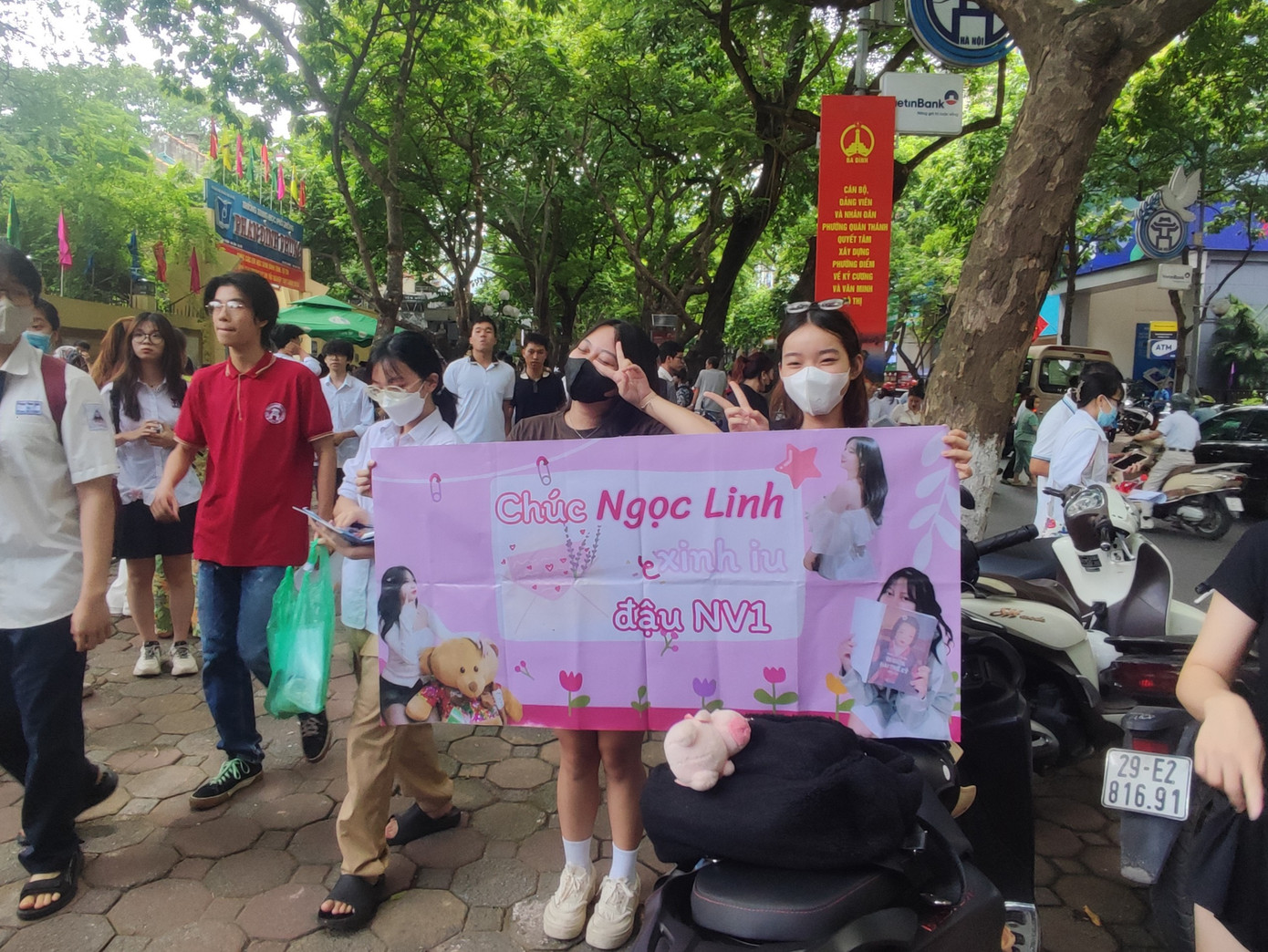 Là lời chúc “chất hơn nước cất”: “Chúc Ngọc Linh xinh iu đậu NV1” làm ngất ngư các thí sinh ở cổng trường THPT Phan Đình Phùng, Hà Nội. Ảnh: Nguyễn Hà