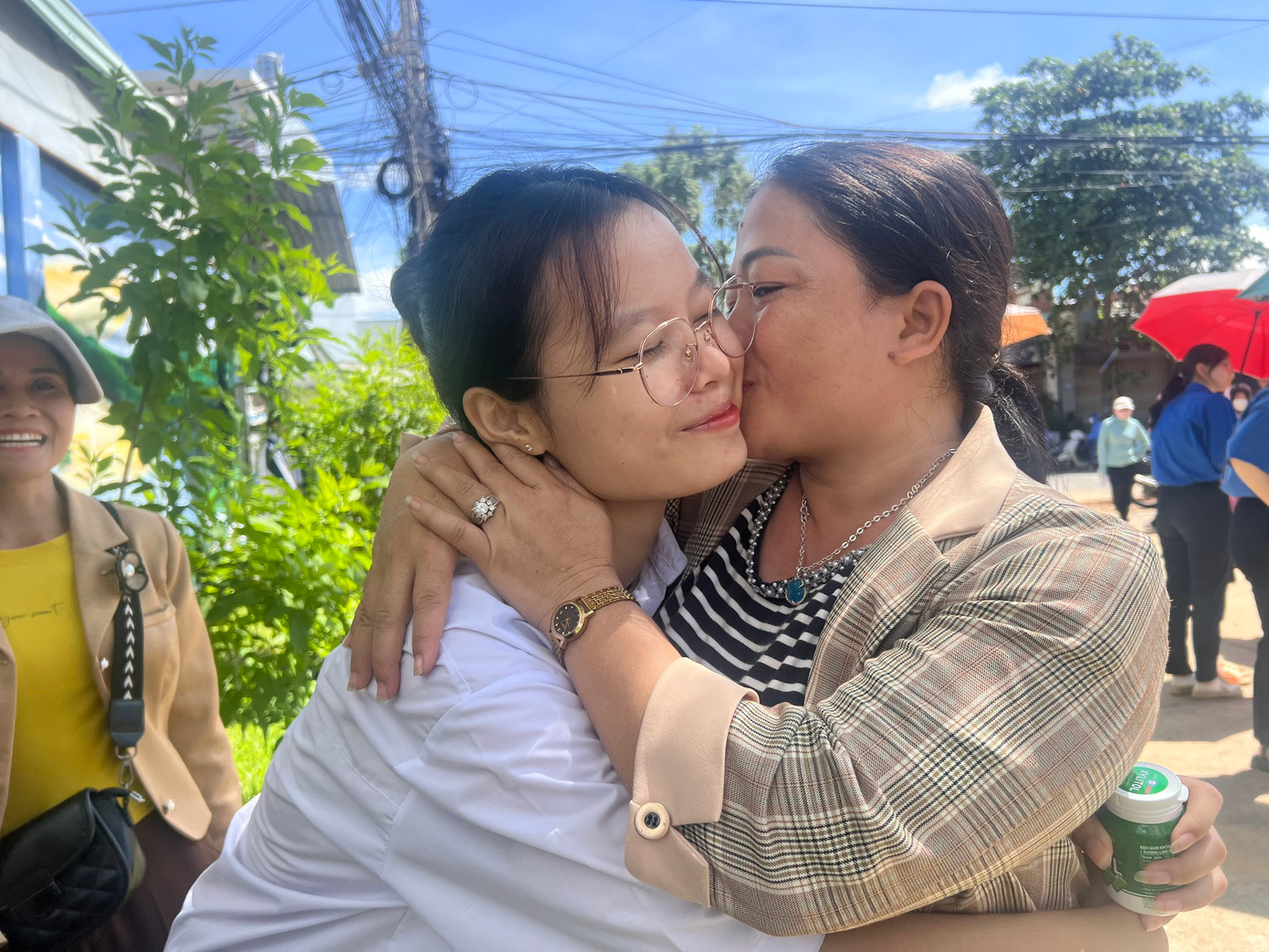 Chị Y Tươm phấn khởi ôm con sau kết thúc buổi thi (Thái Lâm)