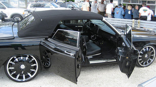 Lincoln Continental với hai cánh mở ra hai bên