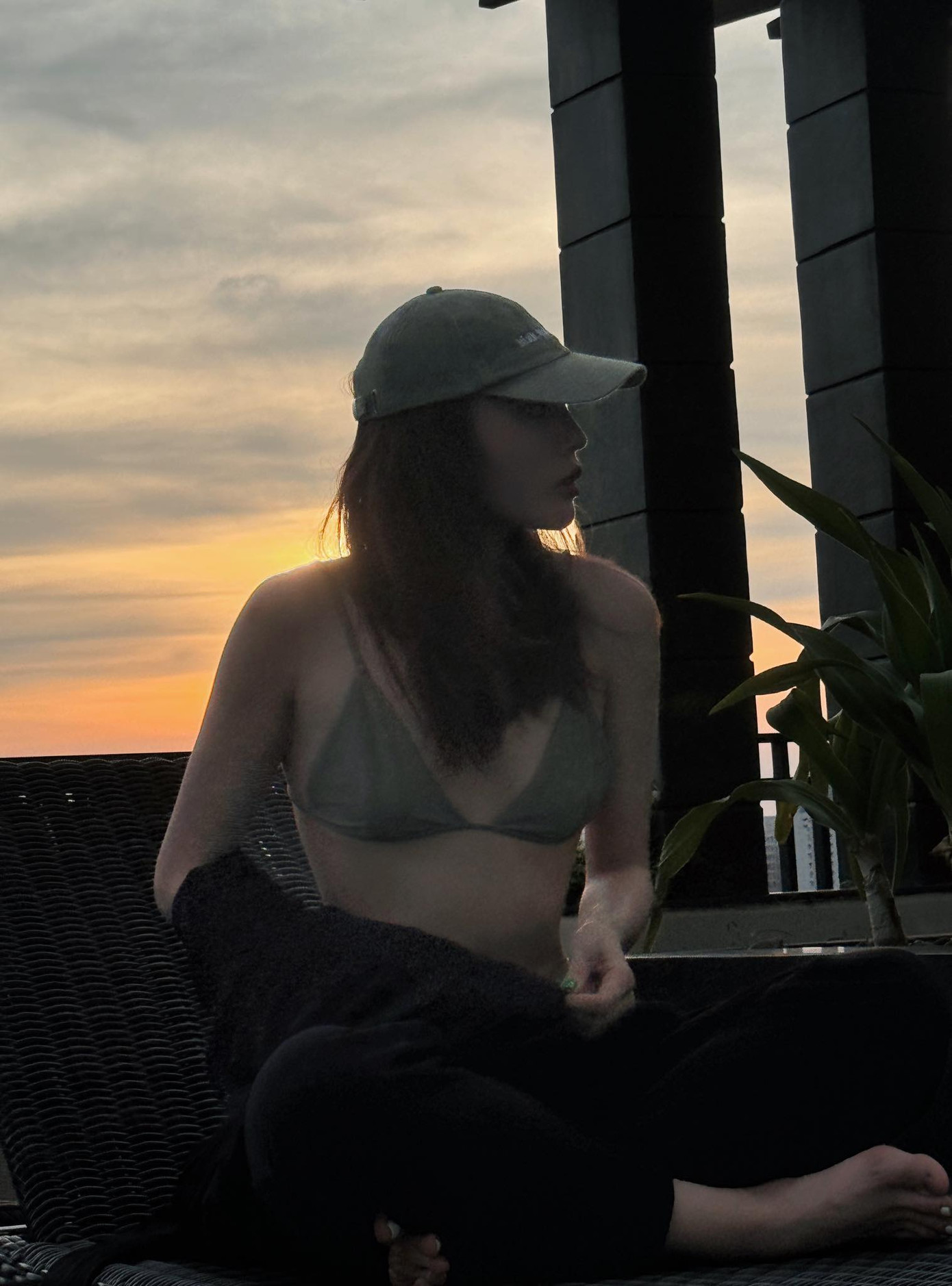 Hoa hậu Kỳ Duyên diện áo bra khoe cơ bụng săn chắc khi thư giãn bên bể bơi trong kỳ nghỉ lễ. Người đẹp Nam Định chăm tập thể thao nên có hình thể ấn tượng. Cô thường xuyên chia sẻ các kinh nghiệm luyện tập.