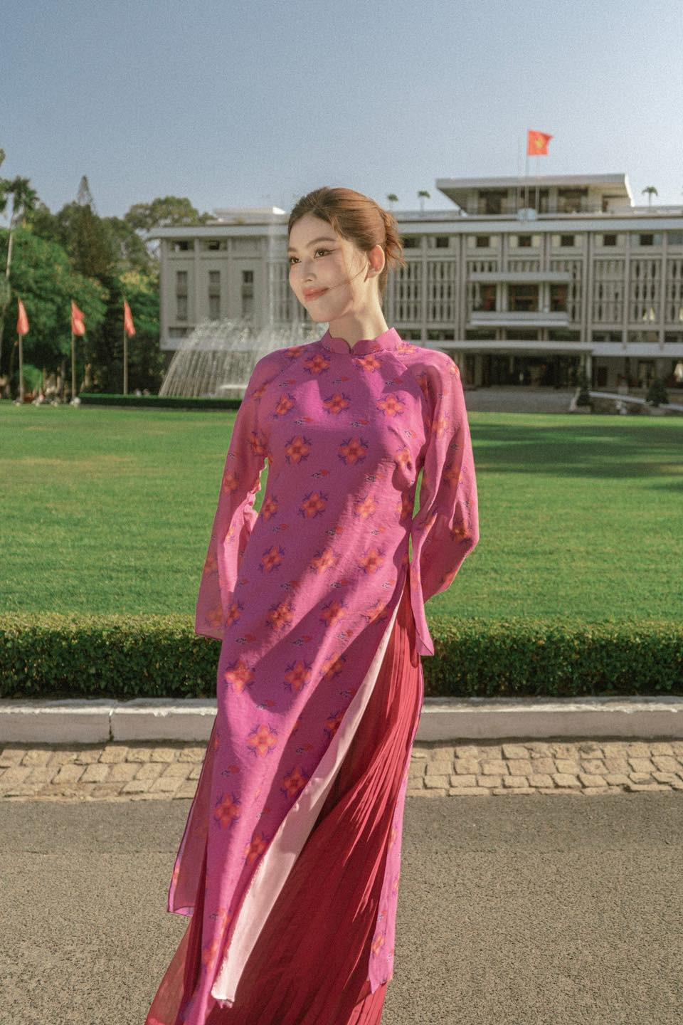 Á hậu Ngọc Thảo cũng chọn áo dài nền nã khi tới Dinh Độc Lập chụp ảnh vào ngày lễ 30/4.