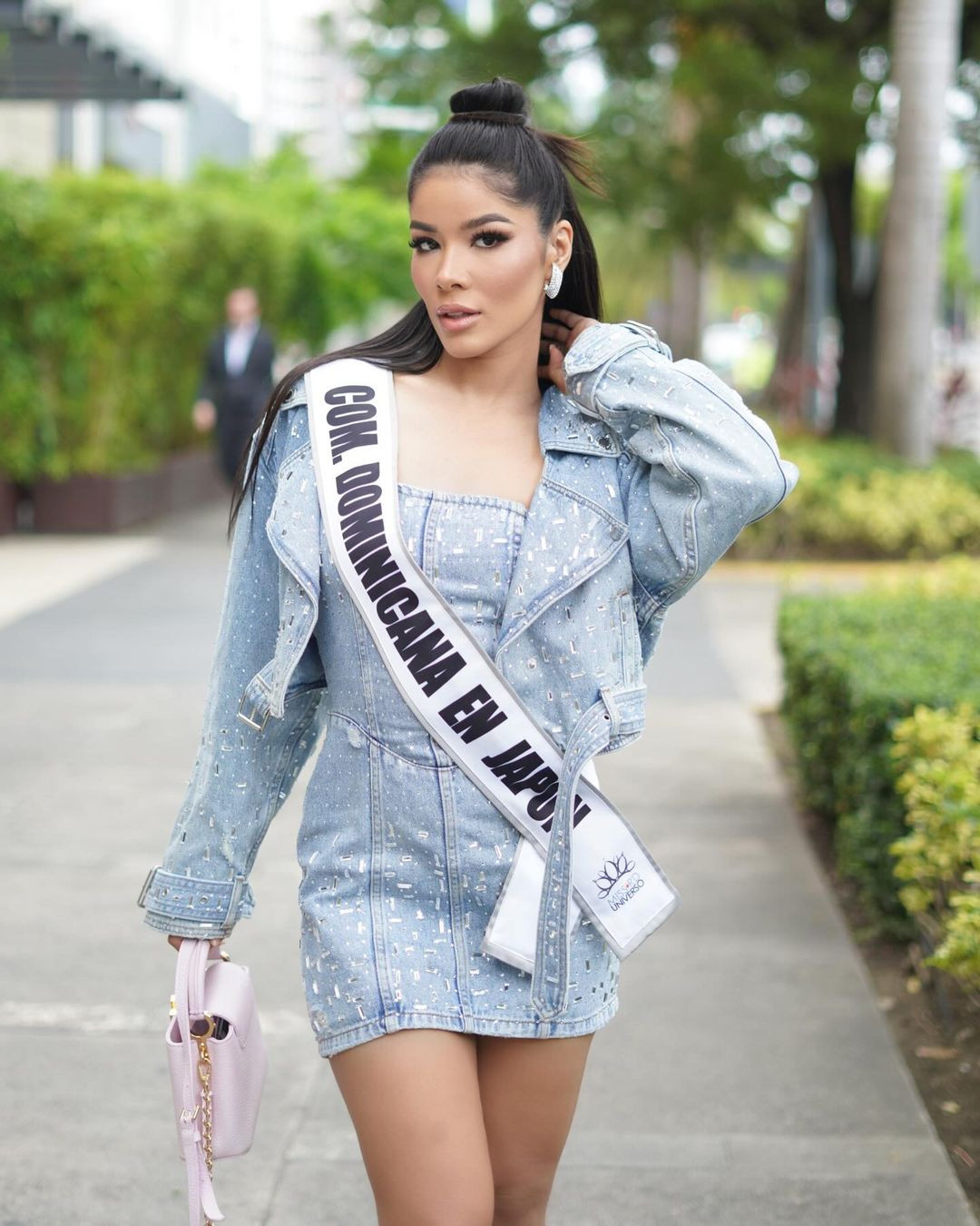 Miyuki Cruz có cha là người Cộng hòa Dominica, mẹ là người Nhật Bản.