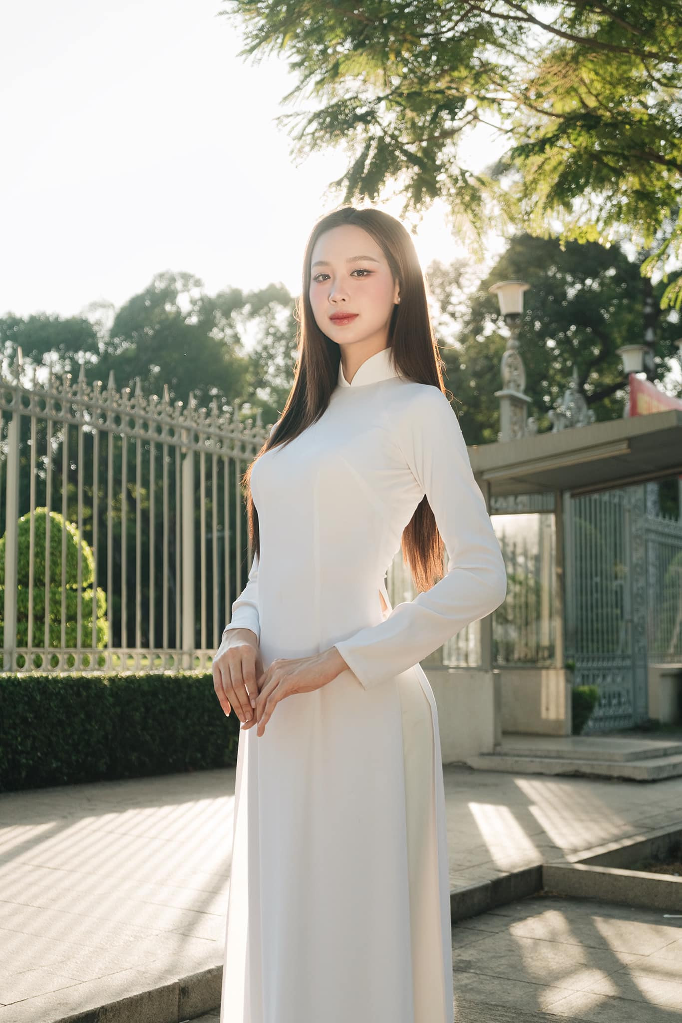 Hoa hậu Bảo Ngọc diện áo dài trắng, thể hiện niềm tự hào dân tộc trong ngày lễ 30/4. Bộ ảnh được cô thực hiện trước cổng Dinh Độc Lập. Người đẹp Cần Thơ được khen ngợi khi khoe vẻ đẹp nền nã, duyên dáng.