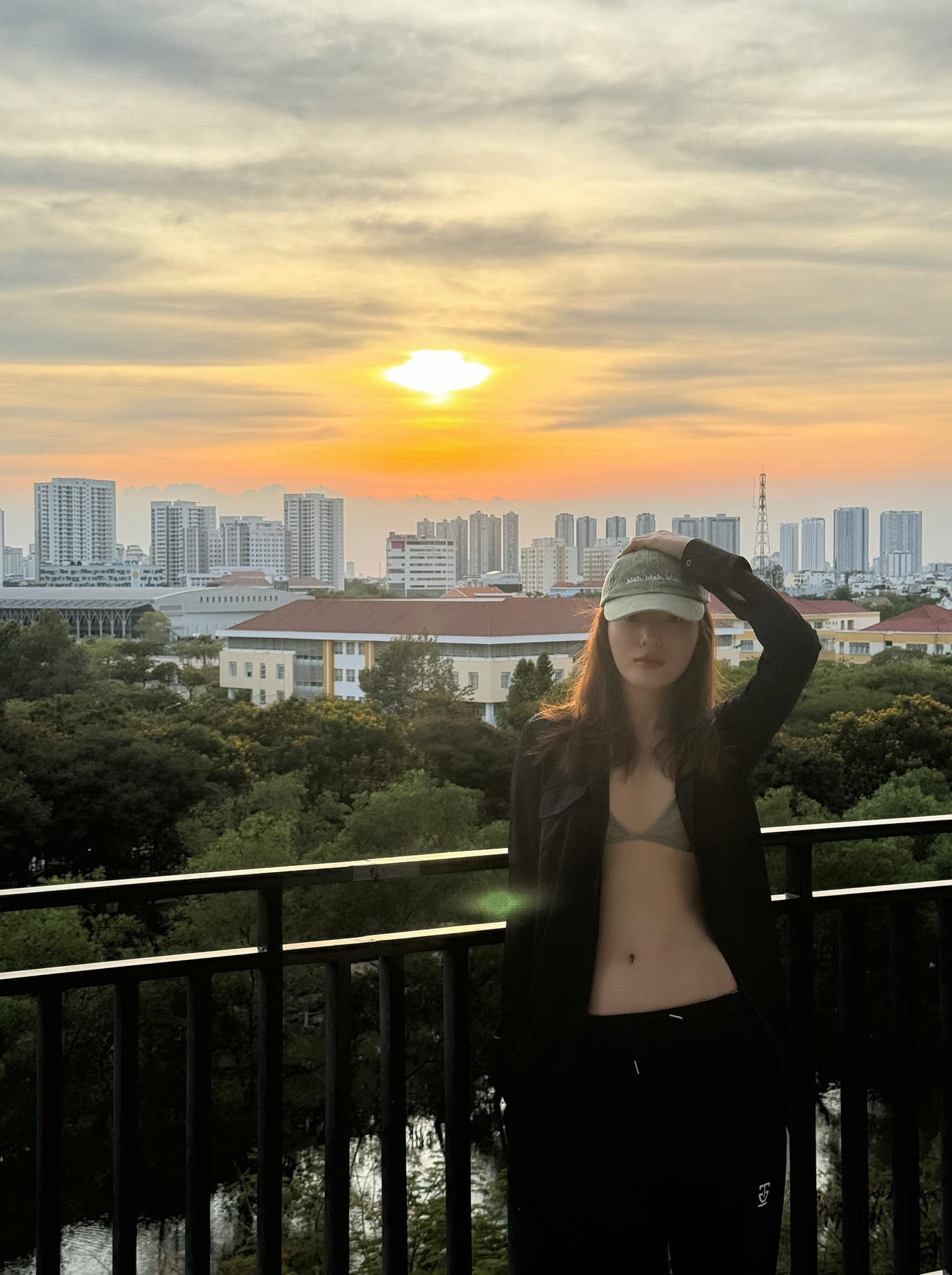 Hoa hậu Kỳ Duyên diện áo bra khoe cơ bụng săn chắc khi thư giãn bên bể bơi trong kỳ nghỉ lễ. Người đẹp Nam Định chăm tập thể thao nên có hình thể ấn tượng. Cô thường xuyên chia sẻ các kinh nghiệm luyện tập.