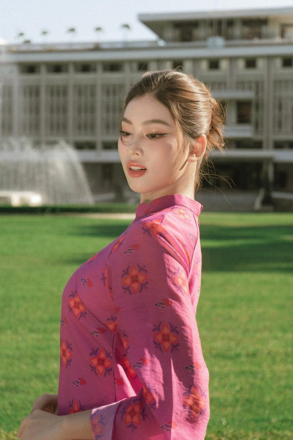 Á hậu Ngọc Thảo cũng chọn áo dài nền nã khi tới Dinh Độc Lập chụp ảnh vào ngày lễ 30/4.