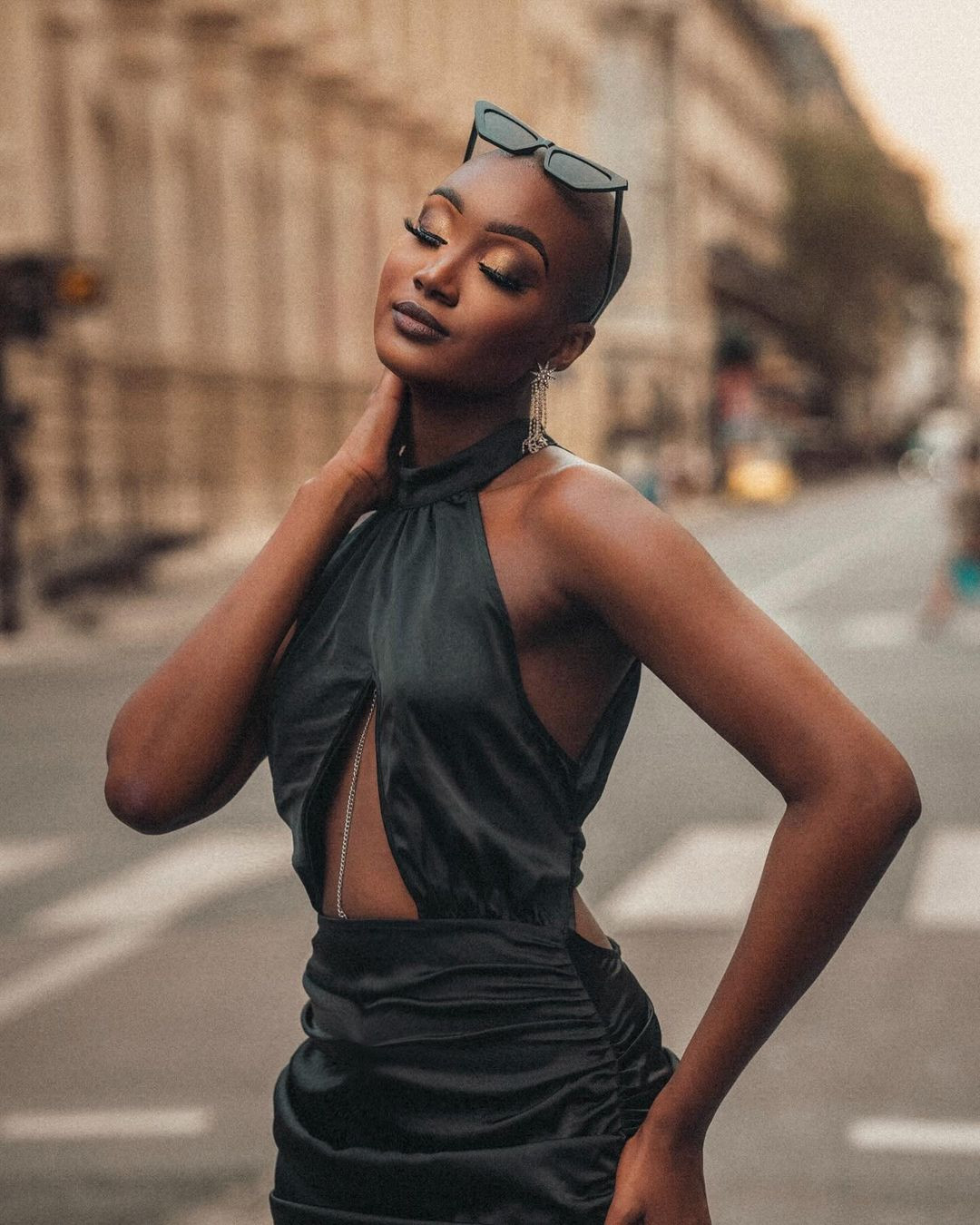 “Tôi muốn chứng tỏ rằng một phụ nữ da đen với mái tóc ngắn cũng chính đáng khi đại diện cho Normandy giống như một cô gái tóc vàng với đôi mắt xanh. Tôi là người Senegal gốc Congo và gốc Norman. Nó là một tổng thể", cô chia sẻ.