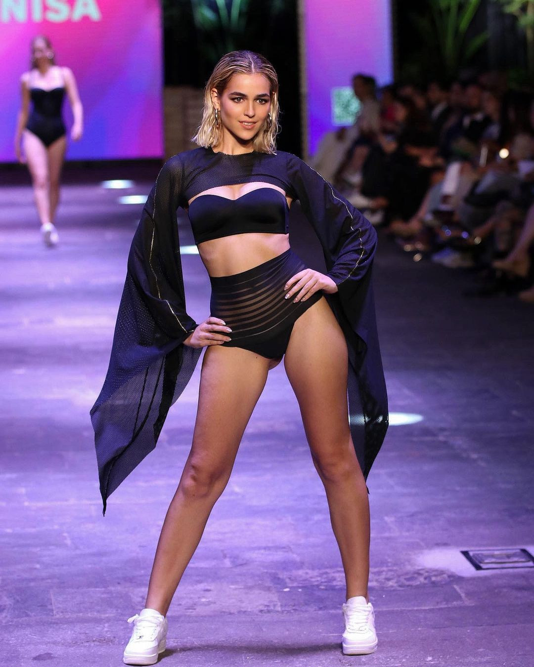 Người đẹp có thế mạnh về catwalk, trình diễn với kinh niệm nhiều năm làm người mẫu.