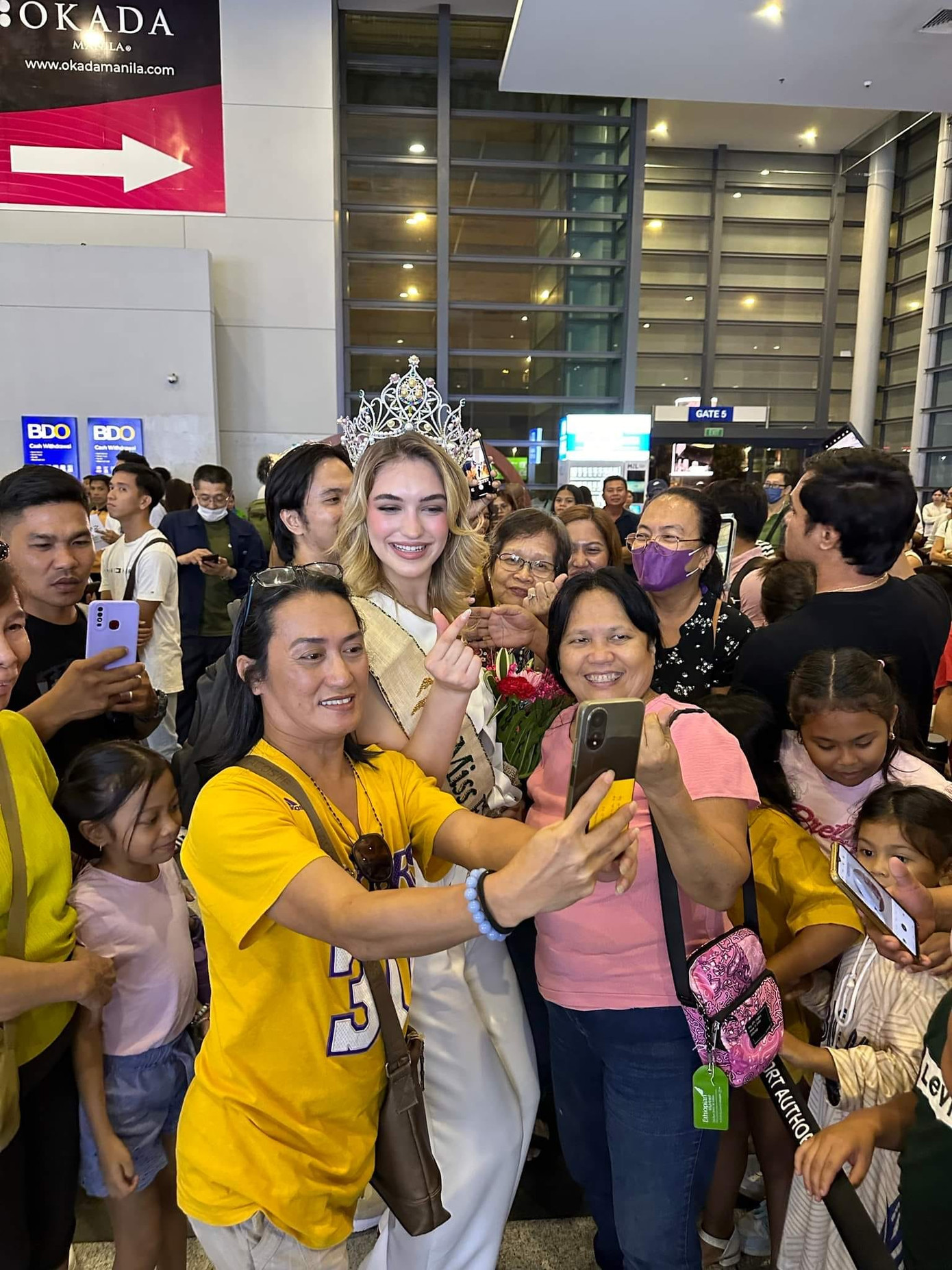 Người đẹp được khán giả Philippines chào đón nồng nhiệt.