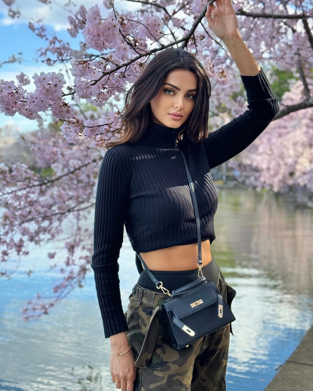 Cô có trang cá nhân với hơn 4,4 triệu người theo dõi - một con số đáng mơ ước với những người nổi tiếng trên mạng xã hội.