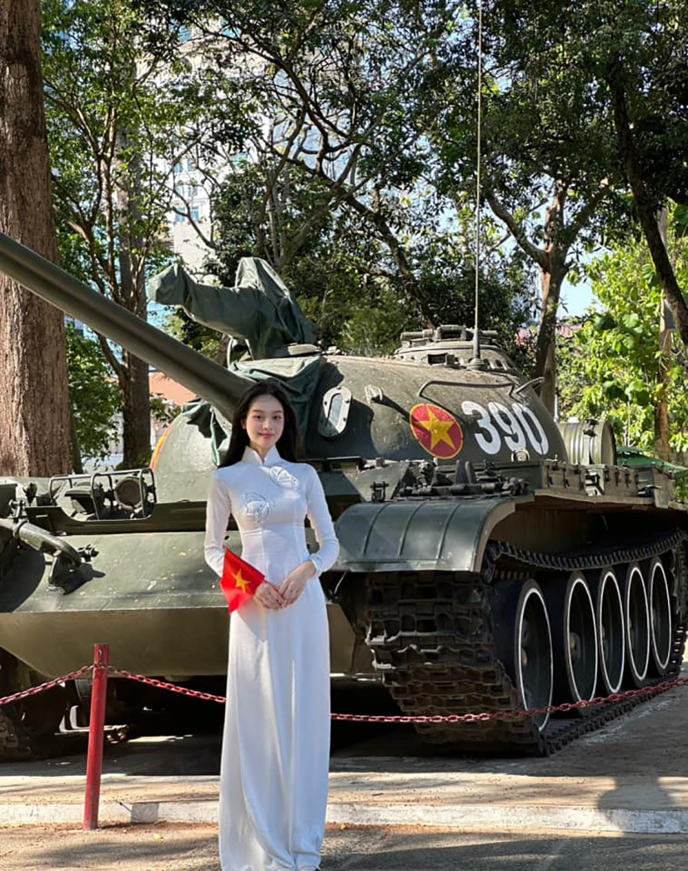 Hoa hậu Thanh Thủy mặc áo dài trắng đến thăm Dinh Độc Lập nhân dịp 30/4.