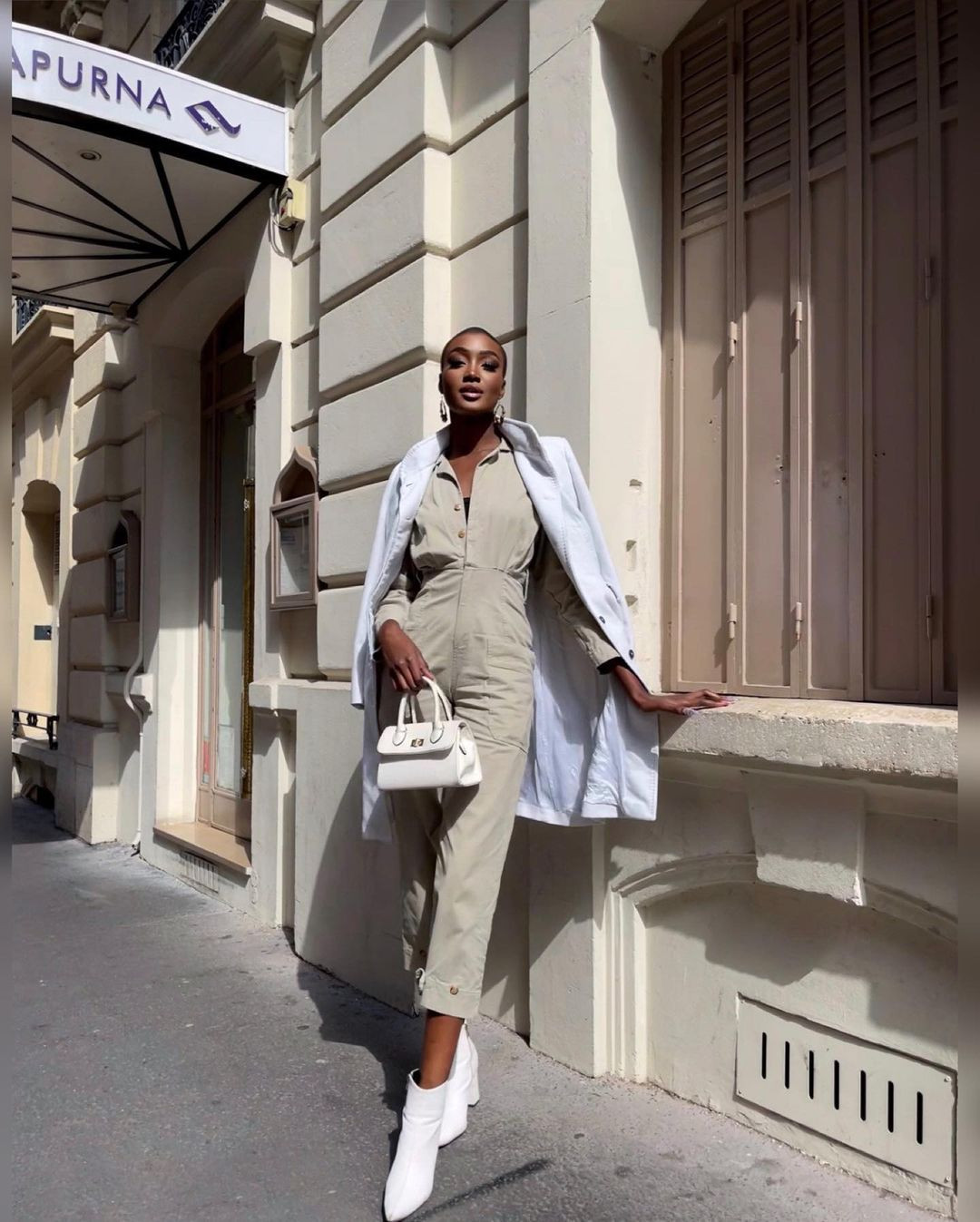 Người đẹp cũng cởi mở hơn trong việc sử dụng mạng xã hội. Cô chia sẻ: “Tôi đăng nhiều nội dung cá nhân hơn trên mạng xã hội. Tôi cũng phản ứng dễ dàng hơn. Tôi khiến bản thân trở nên dễ tiếp cận hơn".