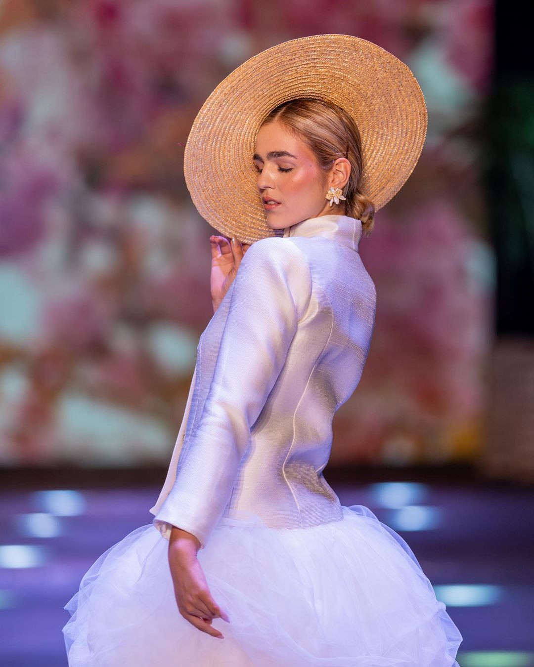 Tuy vậy, các fan nhận xét phong cách trình diễn của Cristina Gonzalo vẫn còn đậm chất người mẫu, chưa toát lên được thần thái beauty queen.