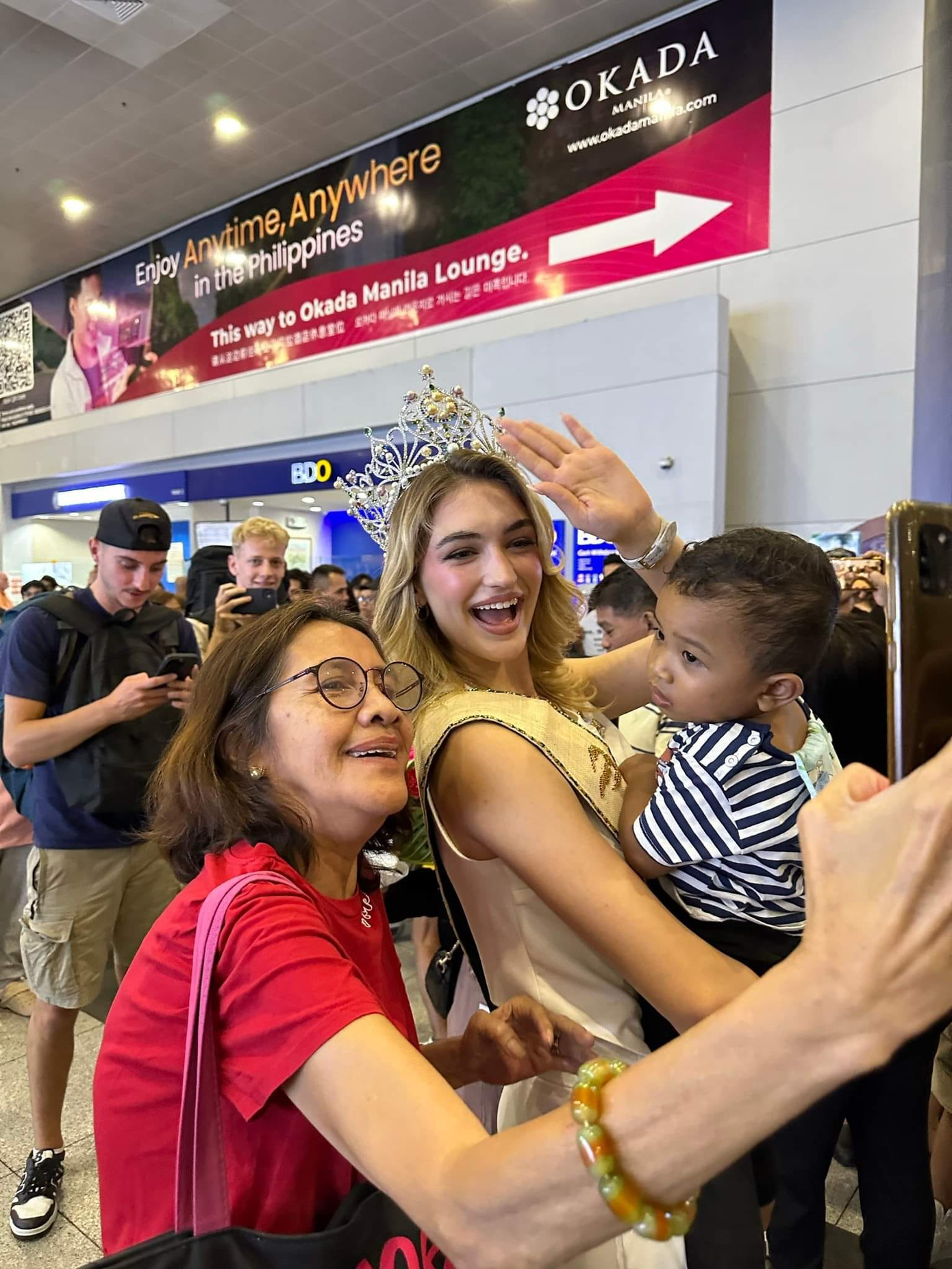 Người đẹp được khán giả Philippines chào đón nồng nhiệt.