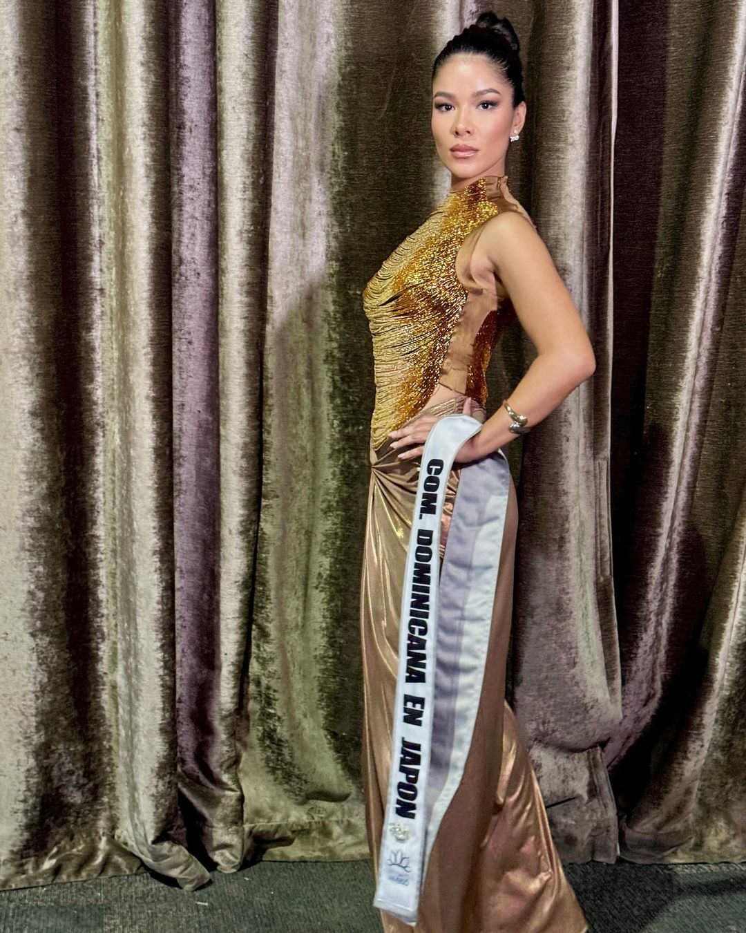 Sự xuất hiện của Miyuki Cruz ở cuộc thi Hoa hậu Cộng hòa Dominica 2024 gây chú ý với khán giả vì cô là người đẹp lai Nhật.