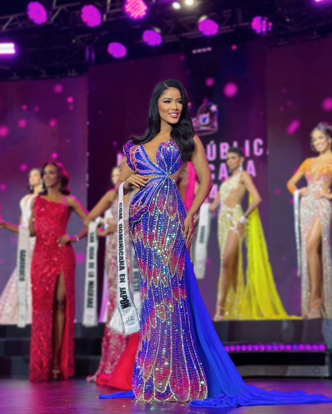 Miyuki Cruz trình diễn váy dạ hội độc đáo trên sân khấu đêm chung kết.