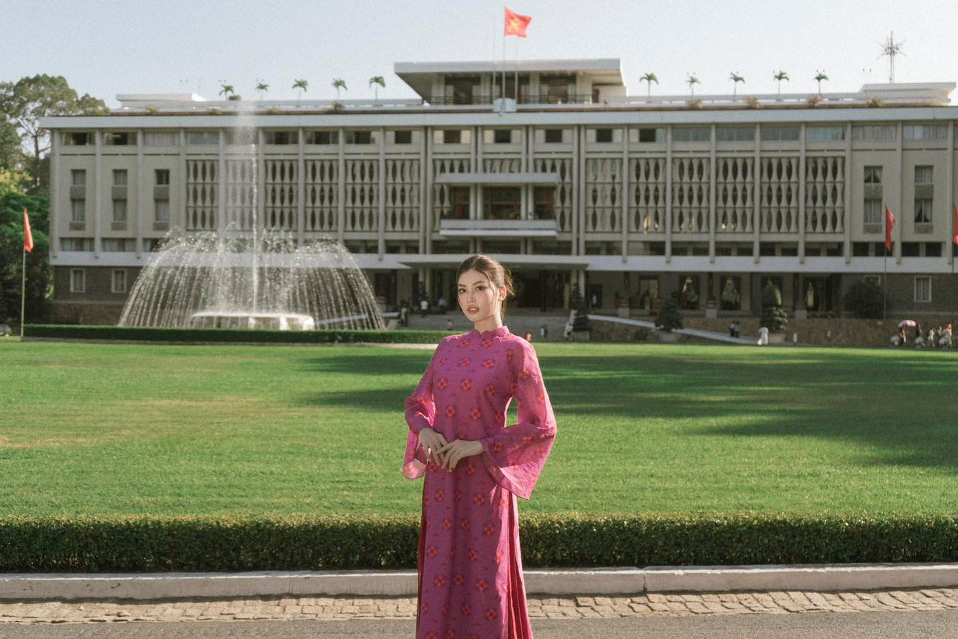 Á hậu Ngọc Thảo cũng chọn áo dài nền nã khi tới Dinh Độc Lập chụp ảnh vào ngày lễ 30/4.