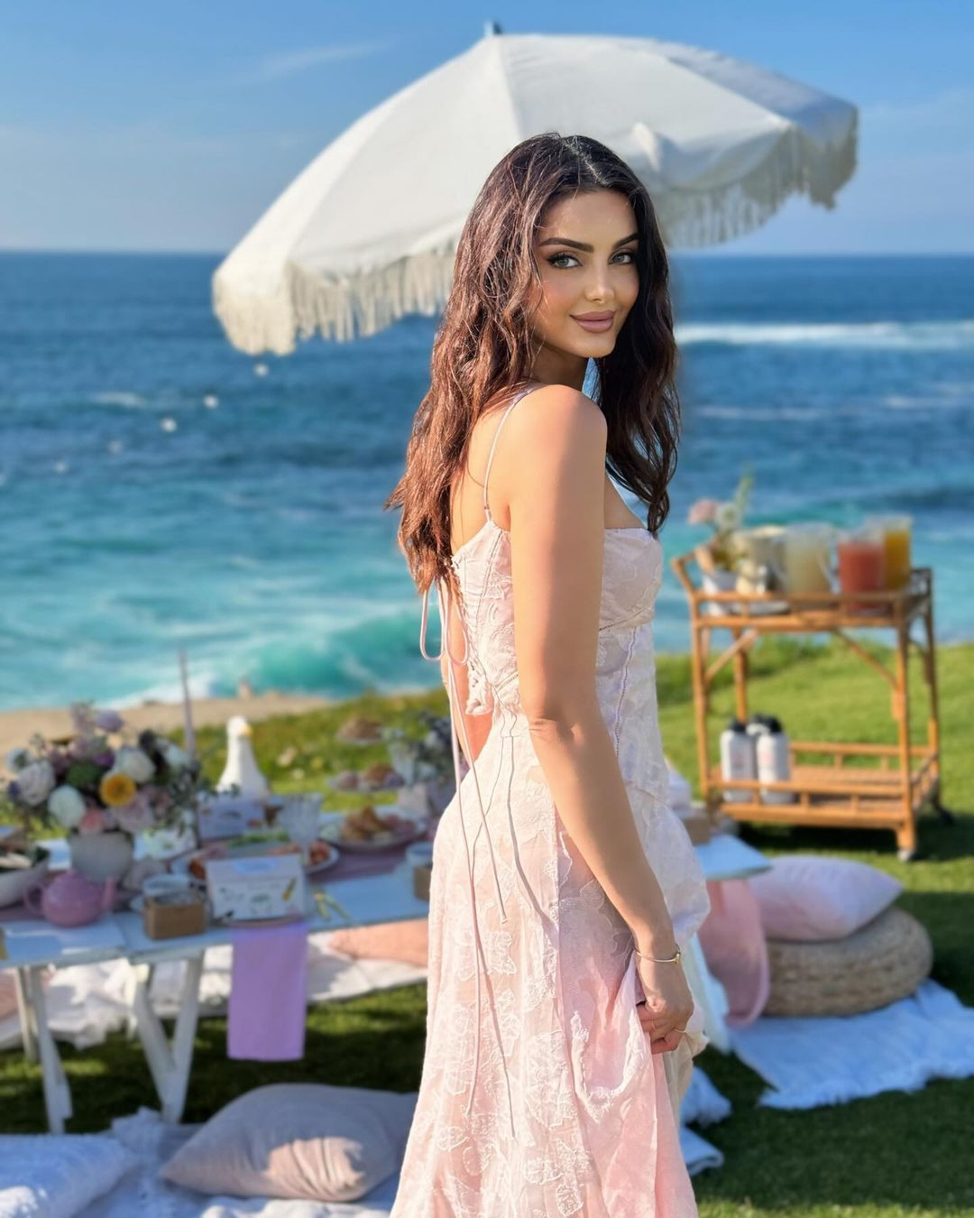 Trên mạng xã hội instagram, nhiều khán giả khen Mahlagha Jaberi "đẹp như tạc tượng". Thậm chí, nhiều người cho rằng họ nhầm lẫn cô là người ảo.