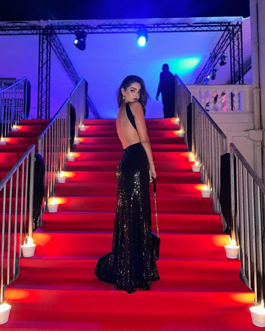 Mahlagha Jaberi từng được tờ Toku xếp vào 1 trong 10 phụ nữ xinh đẹp nhất Iran. Trên trang cá nhân, người đẹp khoe cuộc sống sang chảnh, xa hoa. Thu nhập của cô đến từ các hợp đồng làm người mẫu, làm gương mặt đại diện nhãn hàng và làm KOL trên mạng xã hội.