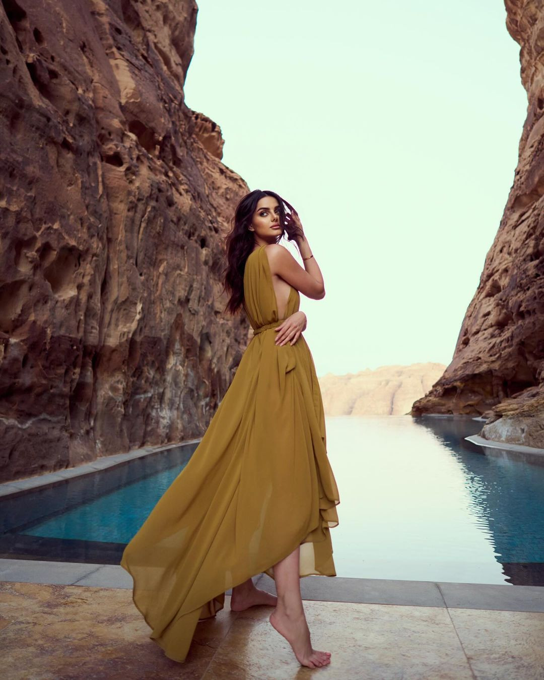 Mahlagha Jaberi theo đuổi sự nghiệp người mẫu từ thời thiếu niên, nhưng vì một số quy định khắt khe ở quê nhà Iran, cô đã quyết định chuyển đến California, Mỹ để tiếp tục bám trụ với đam mê.