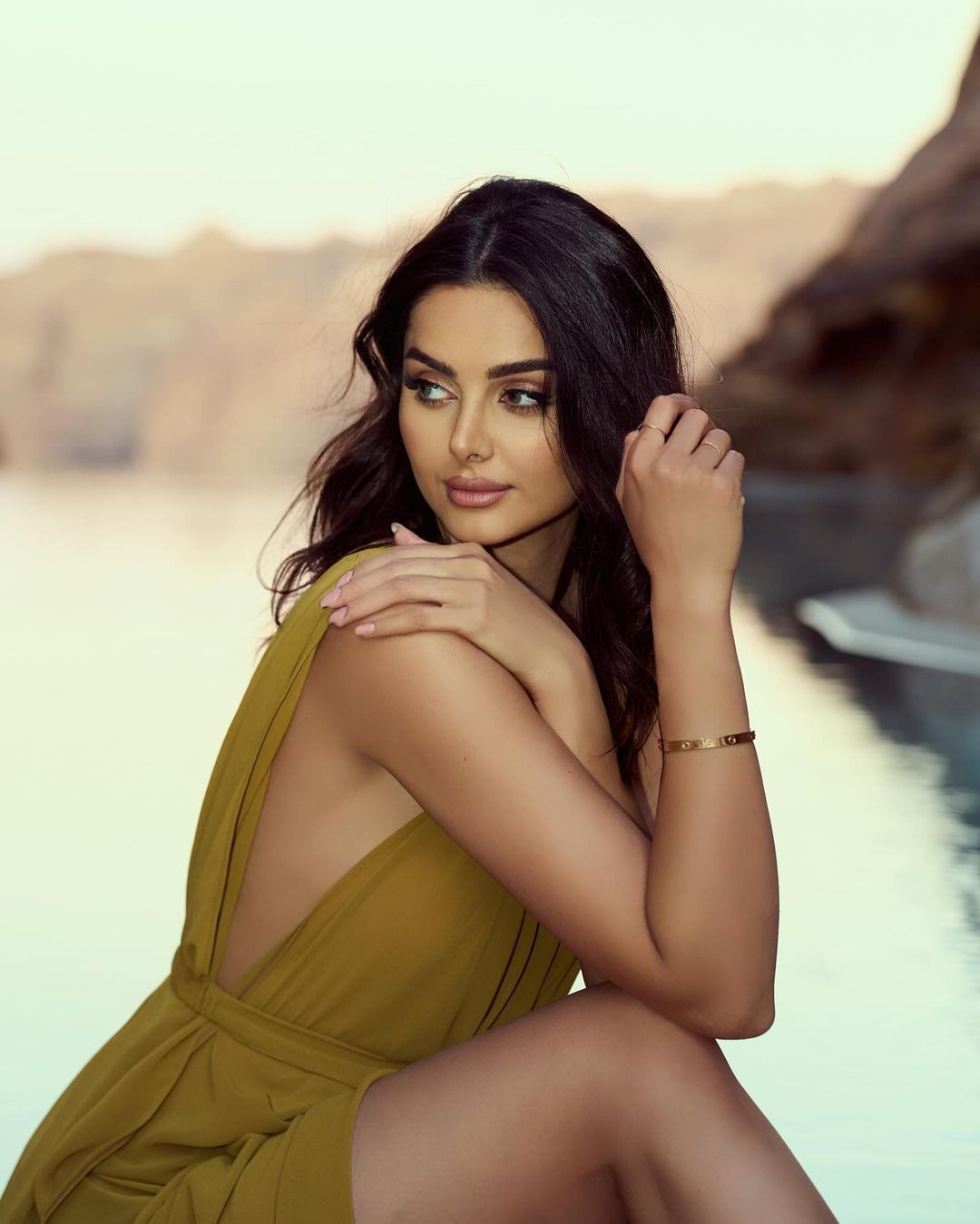 Mahlagha Jaberi theo đuổi sự nghiệp người mẫu từ thời thiếu niên, nhưng vì một số quy định khắt khe ở quê nhà Iran, cô đã quyết định chuyển đến California, Mỹ để tiếp tục bám trụ với đam mê.