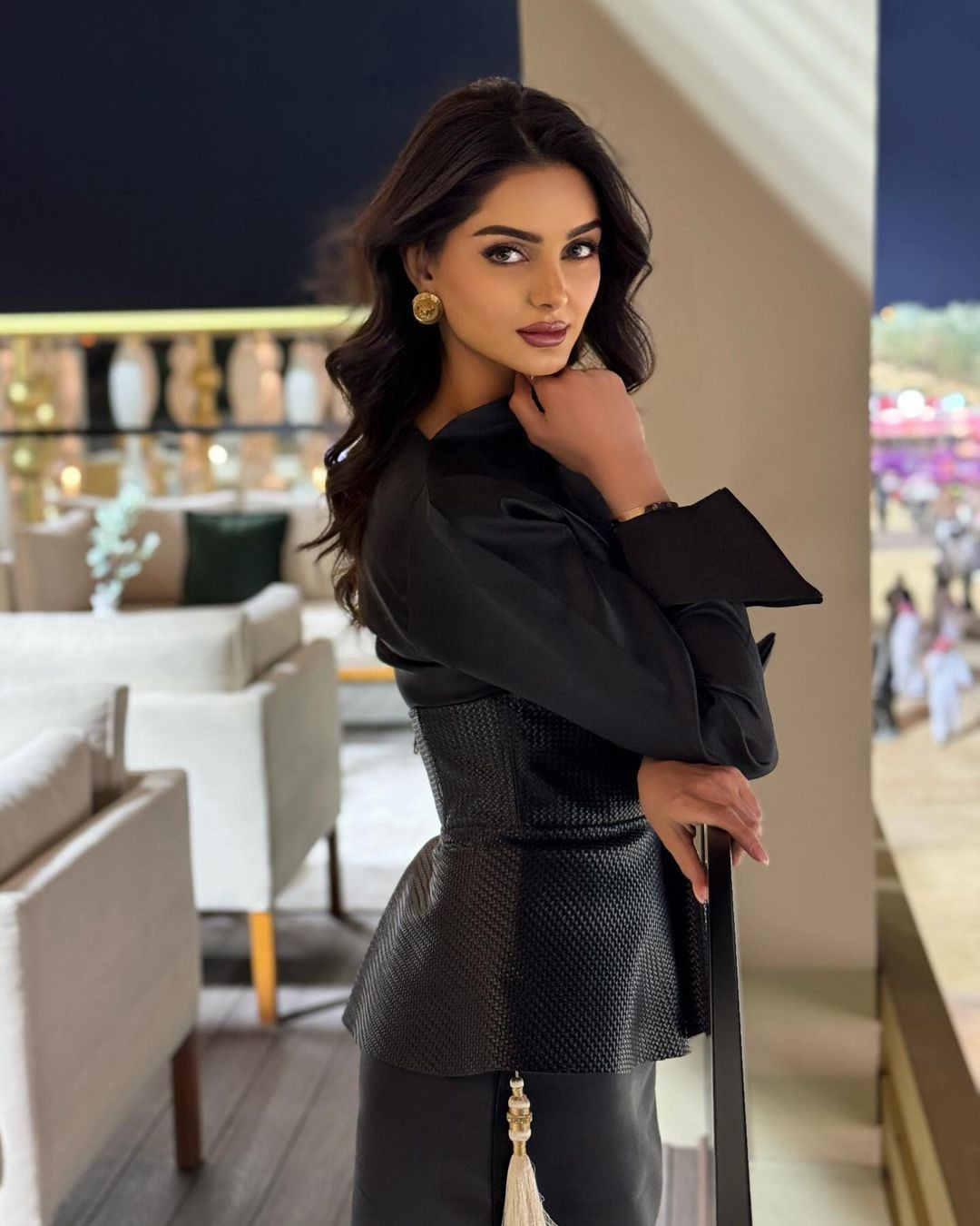 Người đẹp Iran được nhận xét có gương mặt xinh đẹp với tỷ lệ hoàn hảo. Nhan sắc của cô được cho rằng giống cựu Hoa hậu Thế giới người Ấn Độ - Aishwarya Rai.