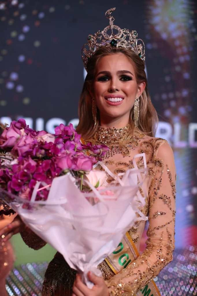 "Lo tút tát lại chứ đứng cạnh hai hoa hậu mà thấy già quá", "Đứng cạnh hai Hoa hậu Hòa bình 2022 và 2024 mà cô ấy bị lép vế quá", "Làm tóc như thế này bị già quá"... là những bình luận của khán giả về nhan sắc Cristina Gonzalo.