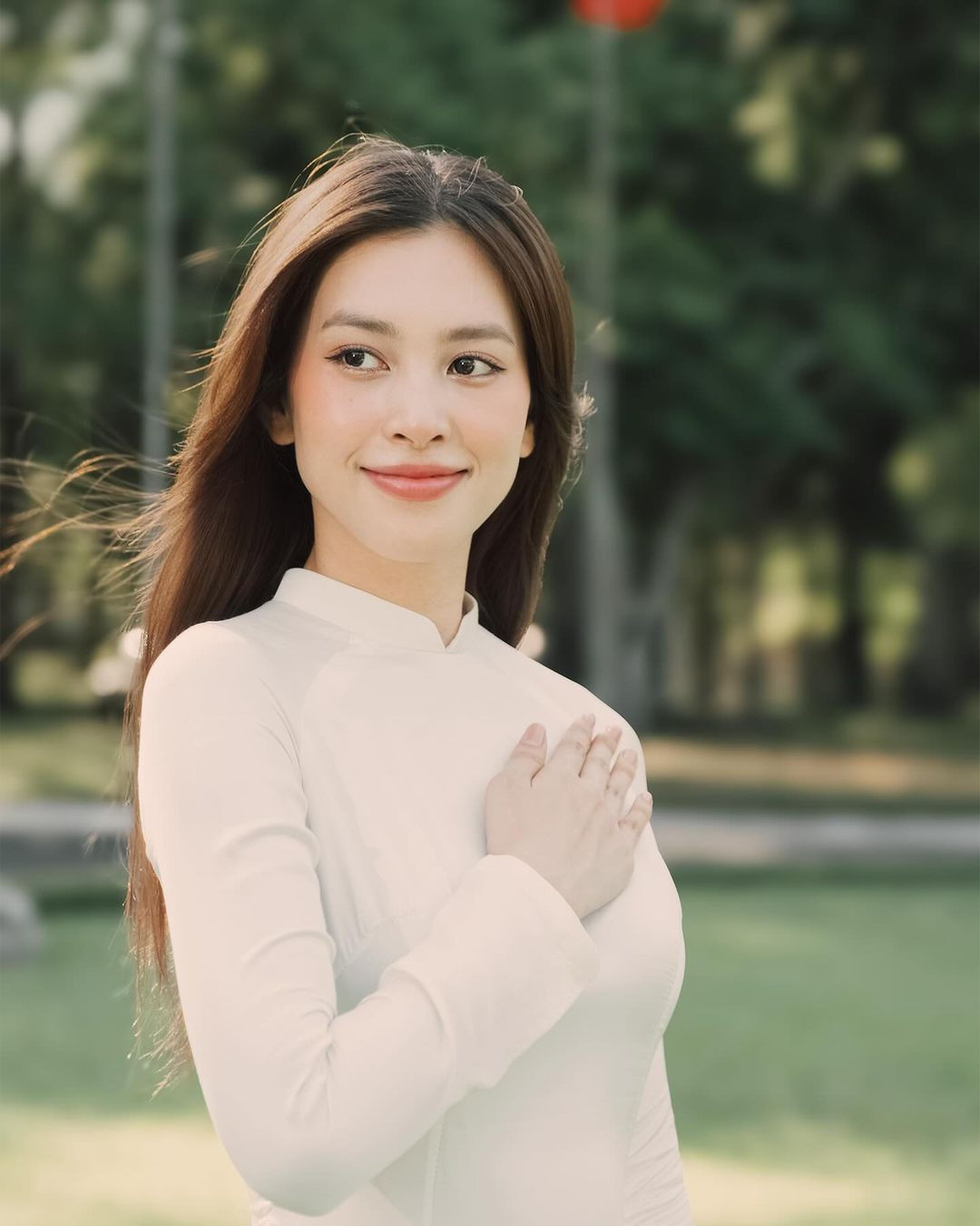 Hoa hậu Tiểu Vy thực hiện bộ ảnh với áo dài trắng nền nã tại Dinh Độc Lập. "Đất nước ngoan cường, một dải gấm hoa. Chào mừng kỷ niệm 49 năm ngày Giải phóng miền Nam - Thống nhất đất nước" - người đẹp chia sẻ trên trang cá nhân.