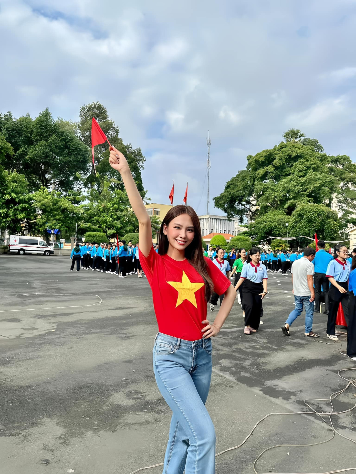 Hoa hậu Mai Phương hoà chung niềm vui của ngày lễ Giải phóng miền Nam.