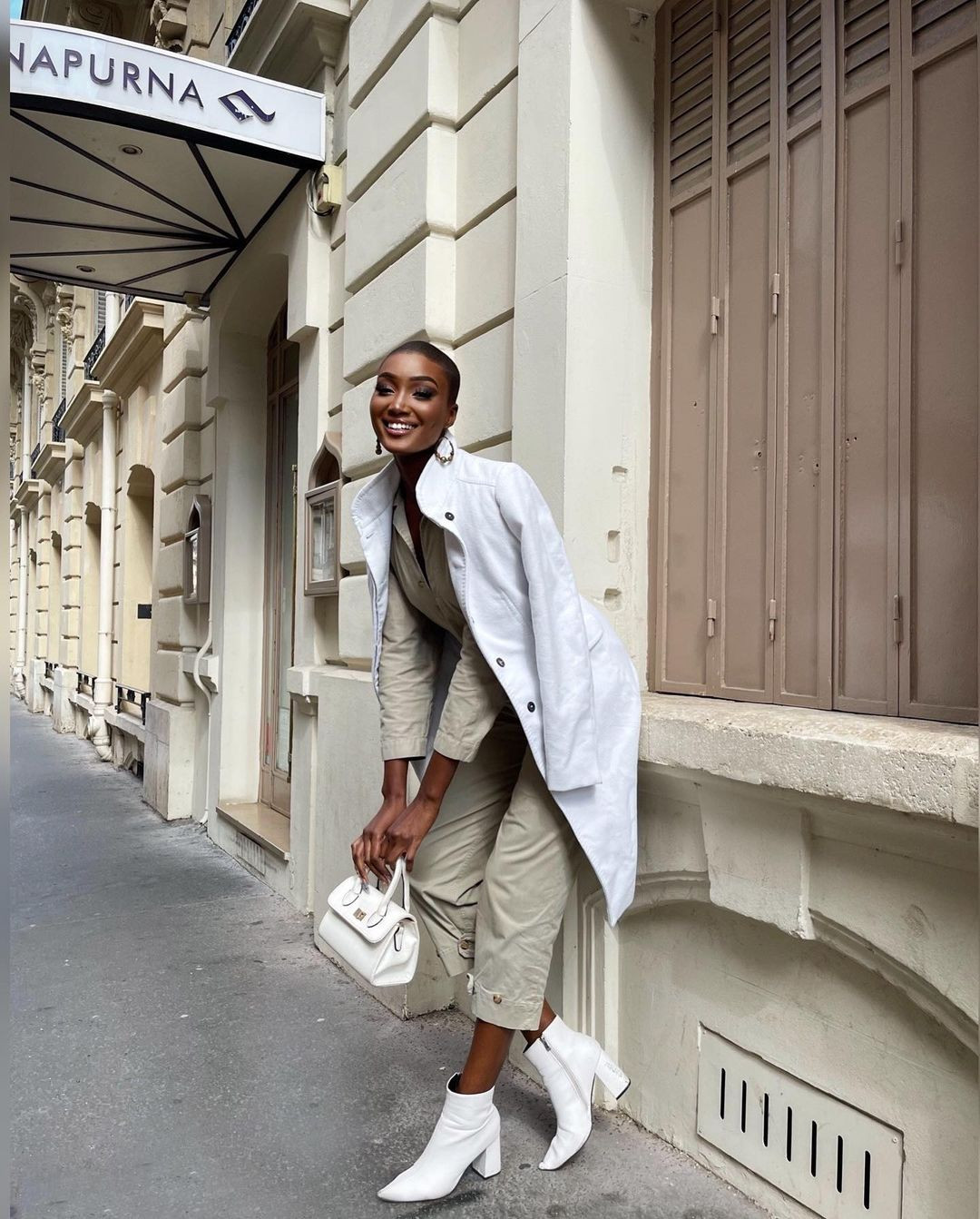 Người đẹp cũng cởi mở hơn trong việc sử dụng mạng xã hội. Cô chia sẻ: “Tôi đăng nhiều nội dung cá nhân hơn trên mạng xã hội. Tôi cũng phản ứng dễ dàng hơn. Tôi khiến bản thân trở nên dễ tiếp cận hơn".