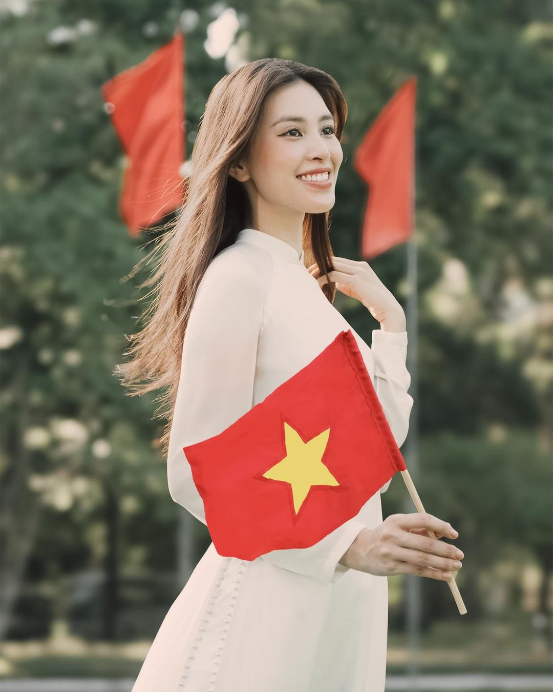 Hoa hậu Tiểu Vy thực hiện bộ ảnh với áo dài trắng nền nã tại Dinh Độc Lập. "Đất nước ngoan cường, một dải gấm hoa. Chào mừng kỷ niệm 49 năm ngày Giải phóng miền Nam - Thống nhất đất nước" - người đẹp chia sẻ trên trang cá nhân.