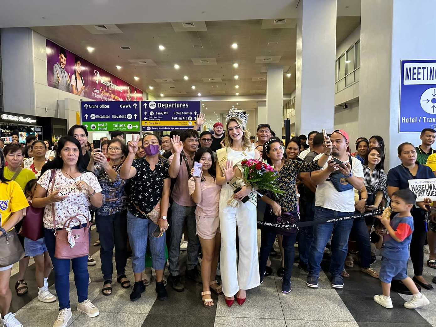 Drita Ziri đáp chuyến bay tới Philippines hôm 3/5.