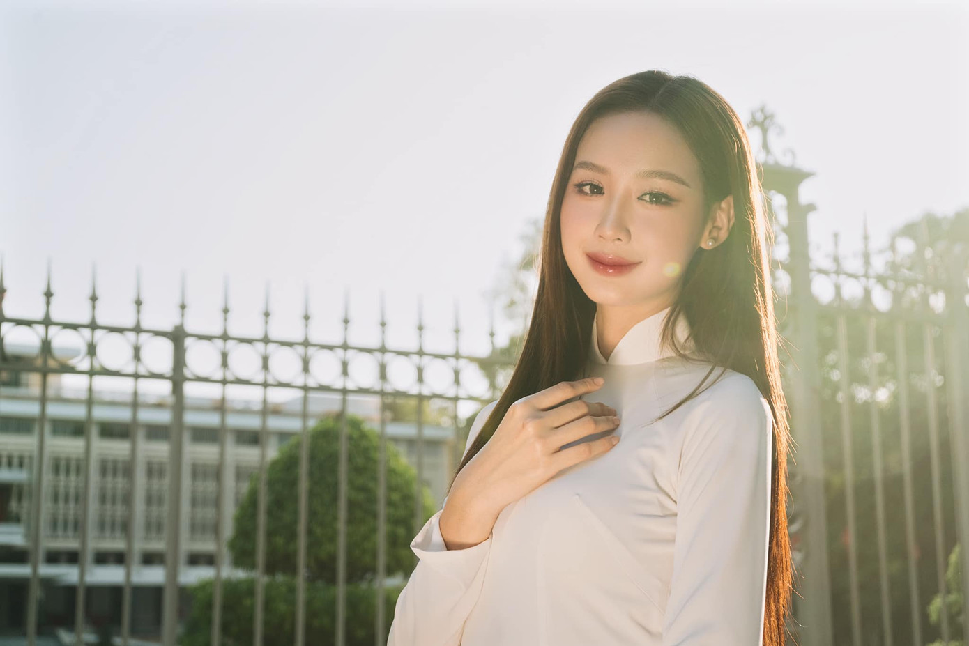 Hoa hậu Bảo Ngọc diện áo dài trắng, thể hiện niềm tự hào dân tộc trong ngày lễ 30/4. Bộ ảnh được cô thực hiện trước cổng Dinh Độc Lập. Người đẹp Cần Thơ được khen ngợi khi khoe vẻ đẹp nền nã, duyên dáng.