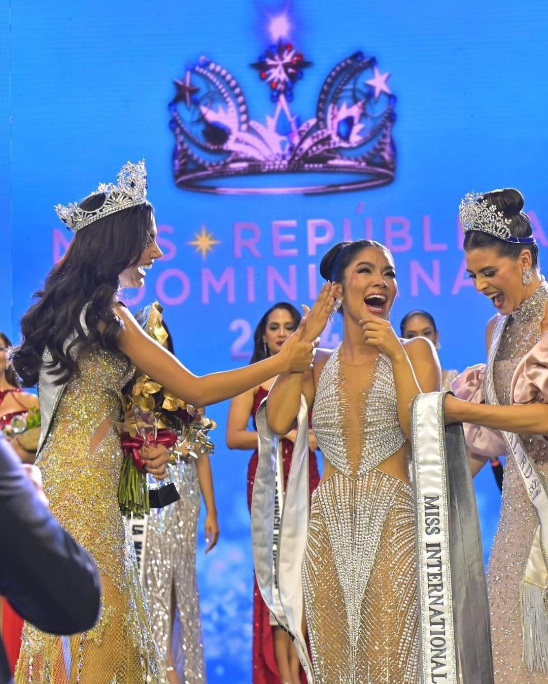 Sáng 6/5 theo giờ Việt Nam đã diễn ra chung kết Hoa hậu Hoàn vũ Cộng hòa Dominica 2024. Trong đêm chung kết, người đẹp Miyuki Cruz đã được trao danh hiệu Hoa hậu Quốc tế Cộng hòa Dominica 2024. Cô trở thành đối thủ của Hoa hậu Thanh Thủy ở cuộc thi Hoa hậu Quốc tế 2024 tổ chức tại Nhật Bản.