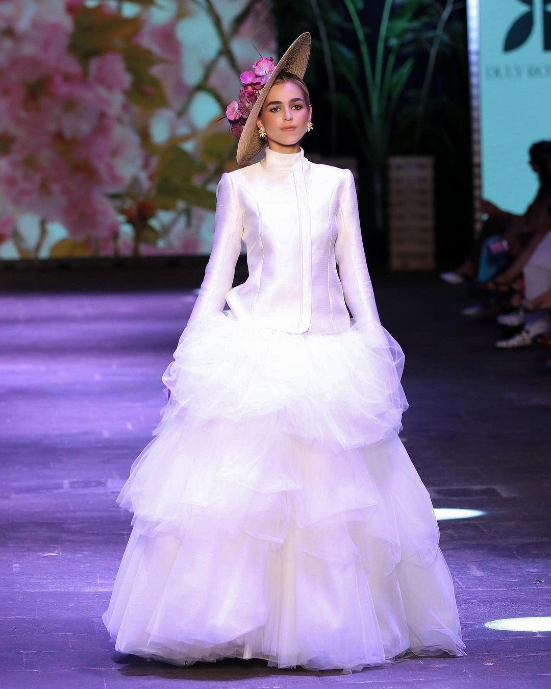 Tuy vậy, các fan nhận xét phong cách trình diễn của Cristina Gonzalo vẫn còn đậm chất người mẫu, chưa toát lên được thần thái beauty queen.