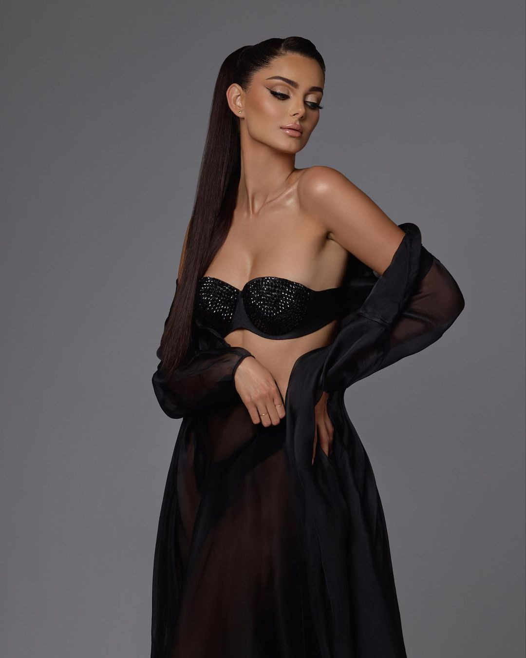 Mahlagha Jaberi có sở thích bơi, gym, chạy bộ và nhiều môn thể thao khác. Người đẹp tiết lộ việc duy trì chế độ ăn, ngủ nghỉ khoa học giúp cô duy trì sắc vóc.