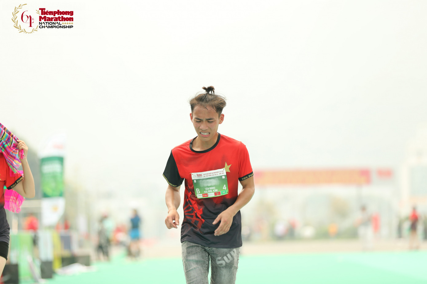 Chàng trai khóc sau vạch đích và tấm huy chương giúp thay đổi cuộc đời ảnh 2