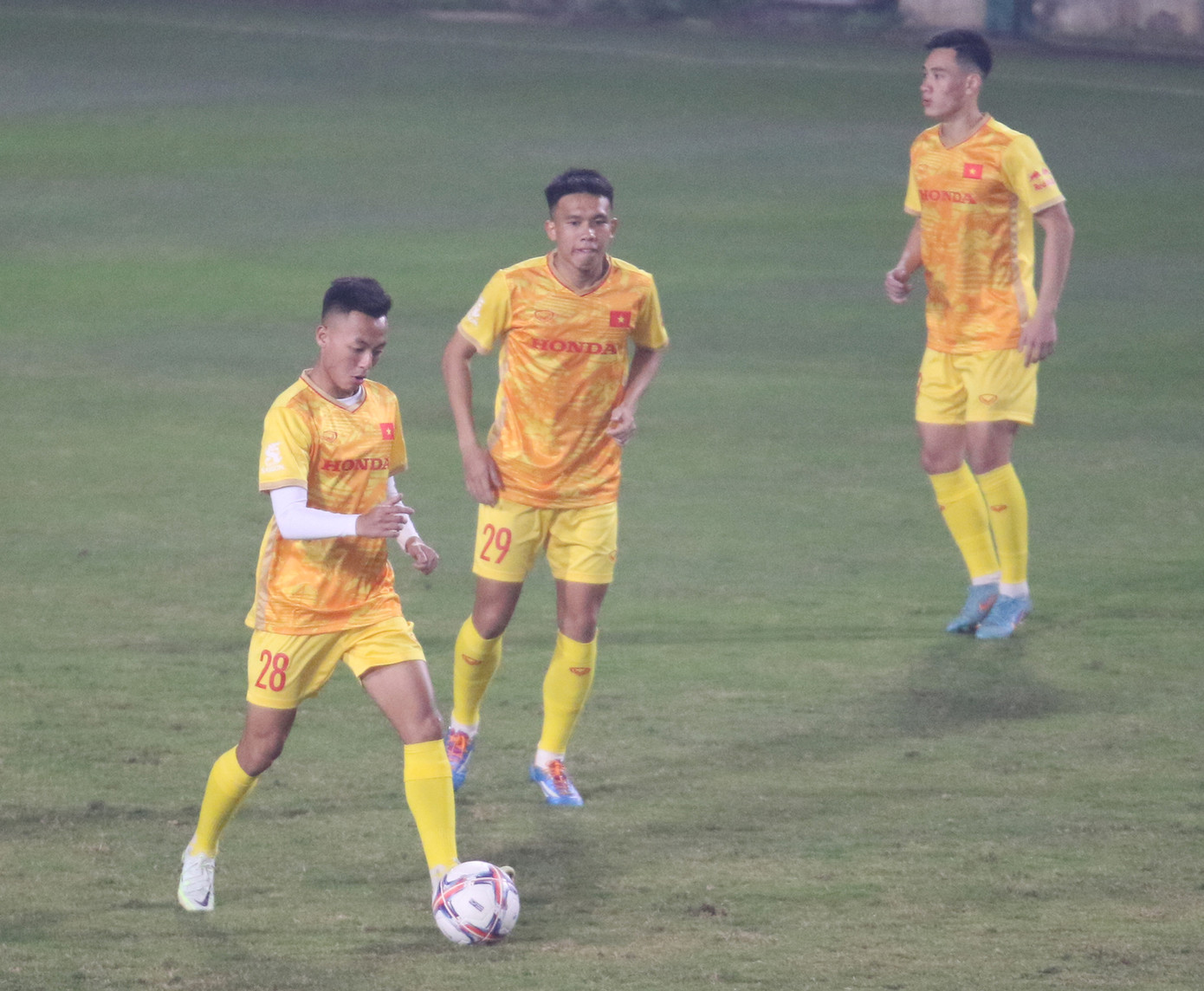 Các cầu thủ U23 làm quen với phương pháp mà HLV Troussier truyền đạt. (Ảnh: Hiếu Chelsea) Các cầu thủ U23 làm quen với phương pháp mà HLV Troussier truyền đạt. (Ảnh: Hiếu Chelsea)