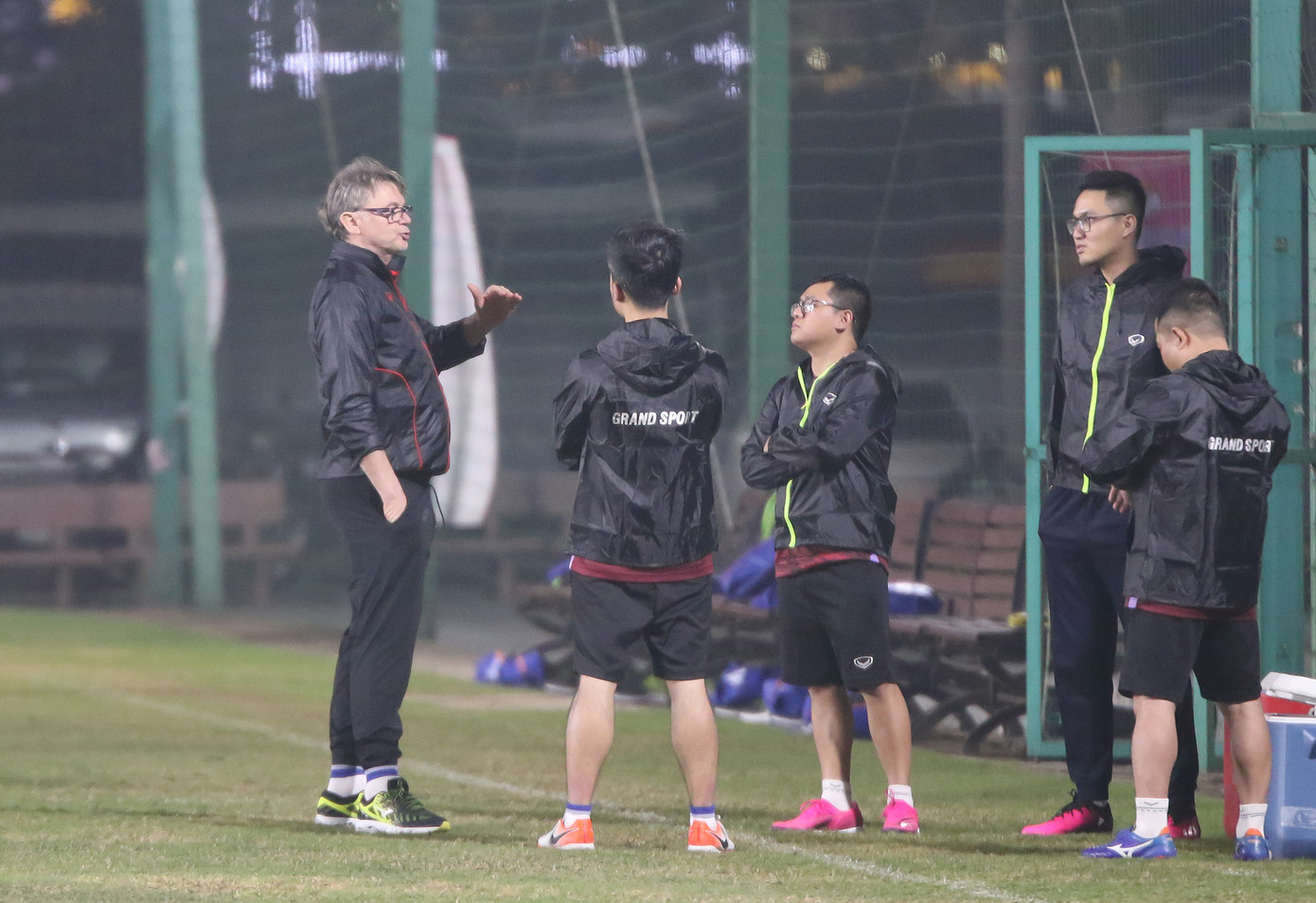 HLV Troussier không ngừng đưa ra các chỉ dẫn, cả cho Ban huấn luyện và các cầu thủ. (Ảnh: Hiếu Chelsea) HLV Troussier không ngừng đưa ra các chỉ dẫn, cả cho Ban huấn luyện và các cầu thủ. (Ảnh: Hiếu Chelsea)