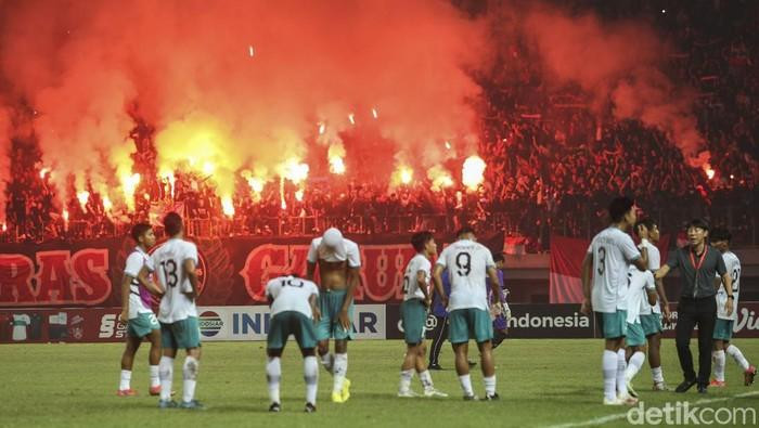 Các ultra Indonesia đốt pháo sáng và chặn xe bus của ĐT U19 Việt Nam tối 10/07. (Ảnh: Bola) Các ultra Indonesia đốt pháo sáng và chặn xe bus của ĐT U19 Việt Nam tối 10/07. (Ảnh: Bola)