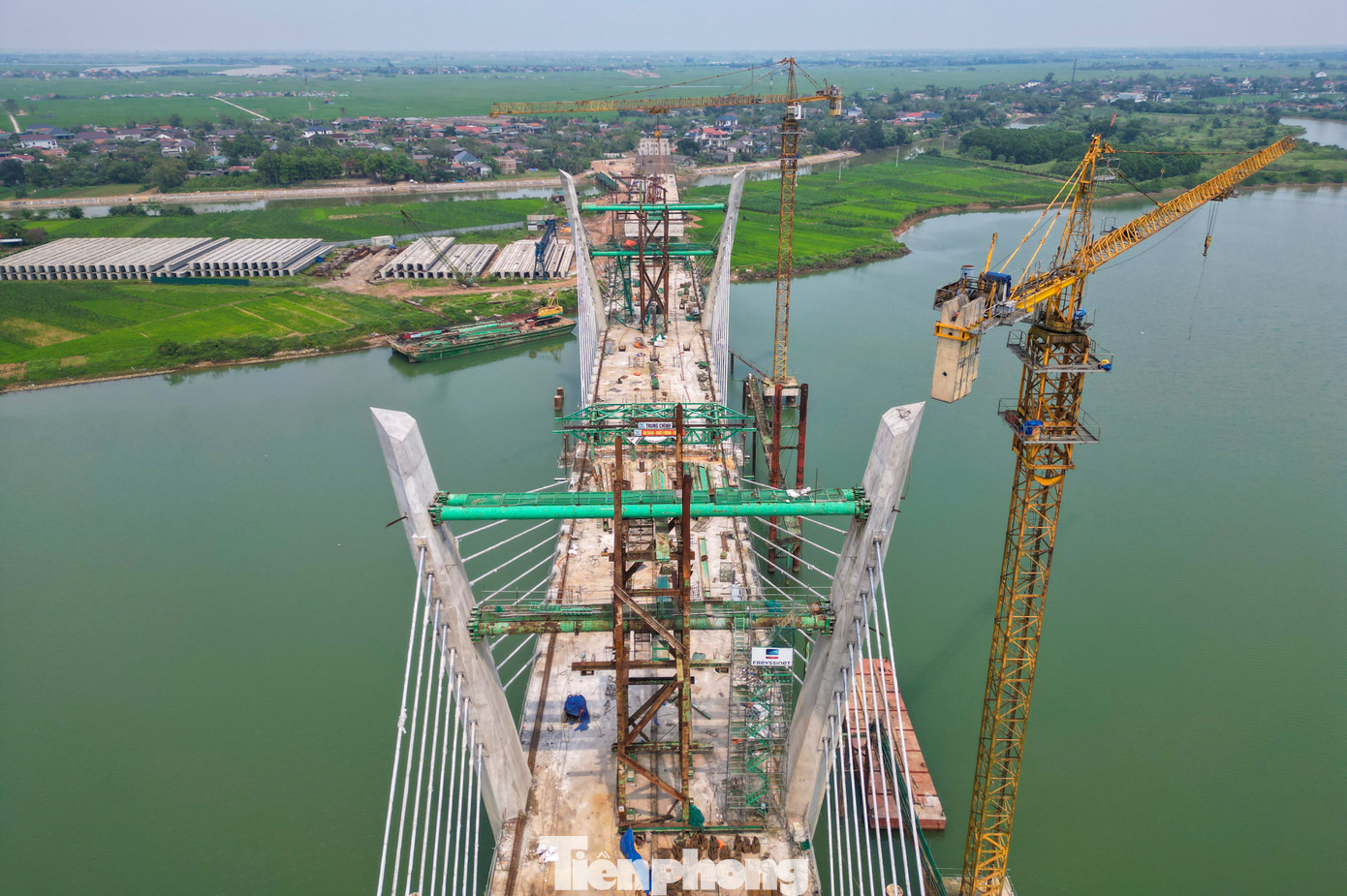 Trong cuộc thi thiết kế kiến trúc cầu Thạch Hãn 1, phương án thiết kế với ý tưởng "Đón bình minh" đạt giải Nhất. Kết cấu chính là dạng cầu dầm cáp hỗn hợp 2 trụ tháp, 2 mặt phẳng dây. Kết cấu dầm dạng hộp bằng bê tông cốt thép, tương tự thân tháp với tiết diện trụ tháp được cách điệu kiểu góc cạnh ấn tượng, tạo nét độc đáo về kiến trúc.