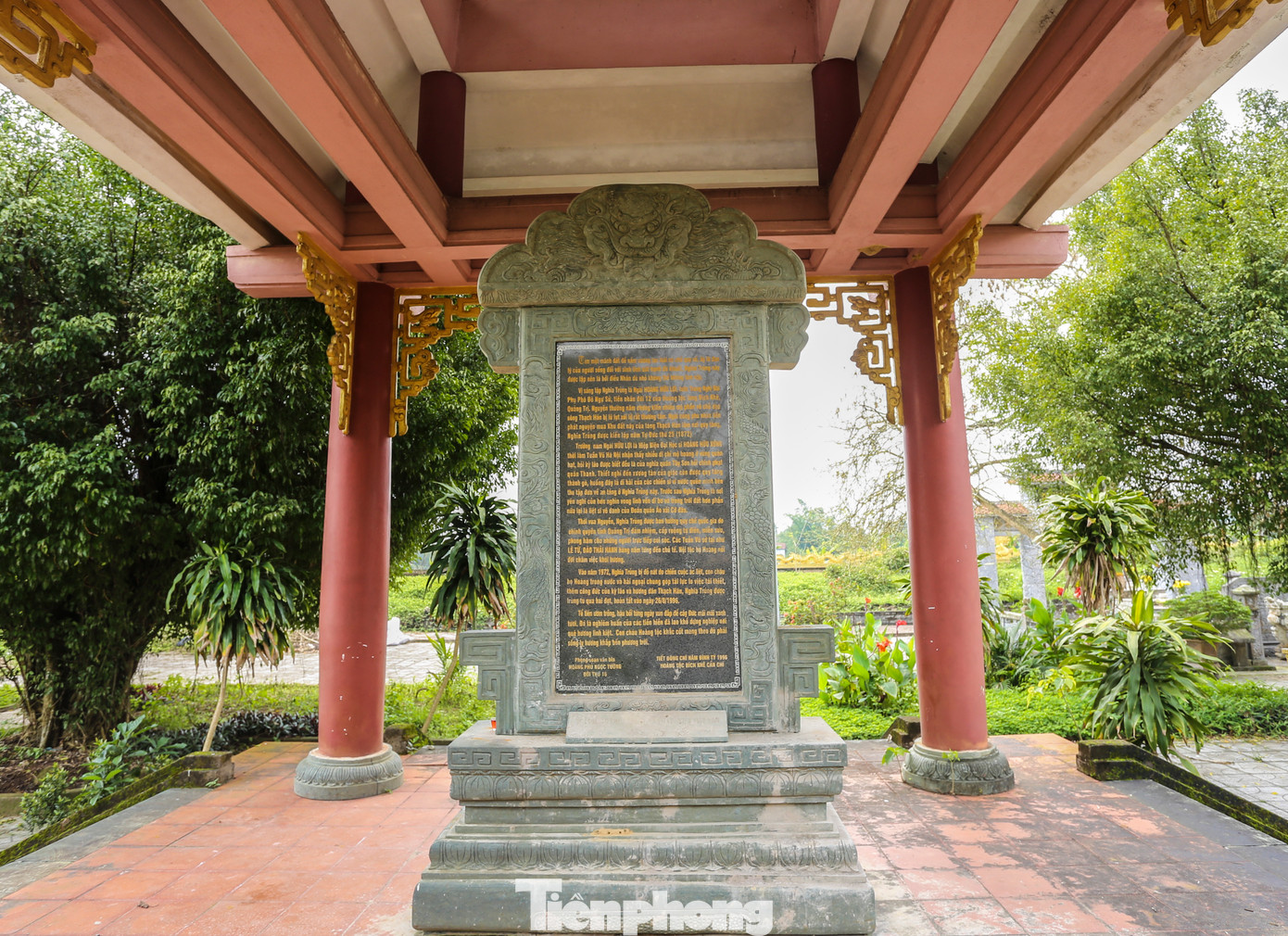 Tấm bia ghi lại gốc tích Nghĩa Trủng đàn dựng ở bên trái nghĩa trang. Văn bia được soạn bởi cố nhà văn Hoàng Phủ Ngọc Tường thuộc dòng dõi họ Hoàng đời thứ 16. Với việc nghĩa trang là nơi chôn cất hơn 600 hài cốt của các nghĩa sỹ của đoàn quân áo vải cờ đào, ông đã khẳng định &quot;đây là nghĩa trang liệt sĩ đầu tiên của Việt Nam&quot;.